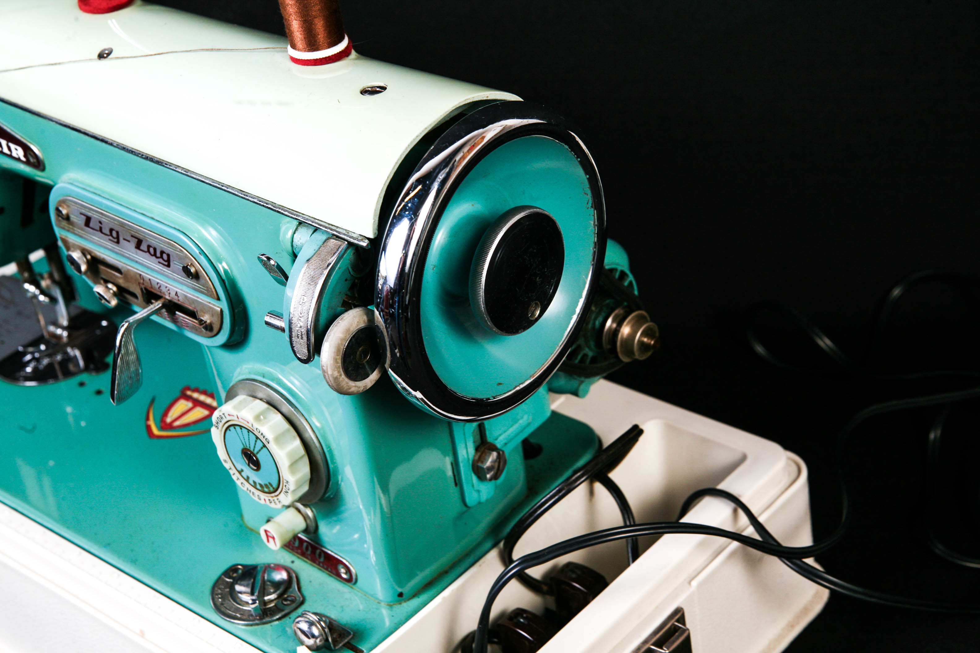 Vintage BelAir Zig Zag 900 Sewing Machine with Case