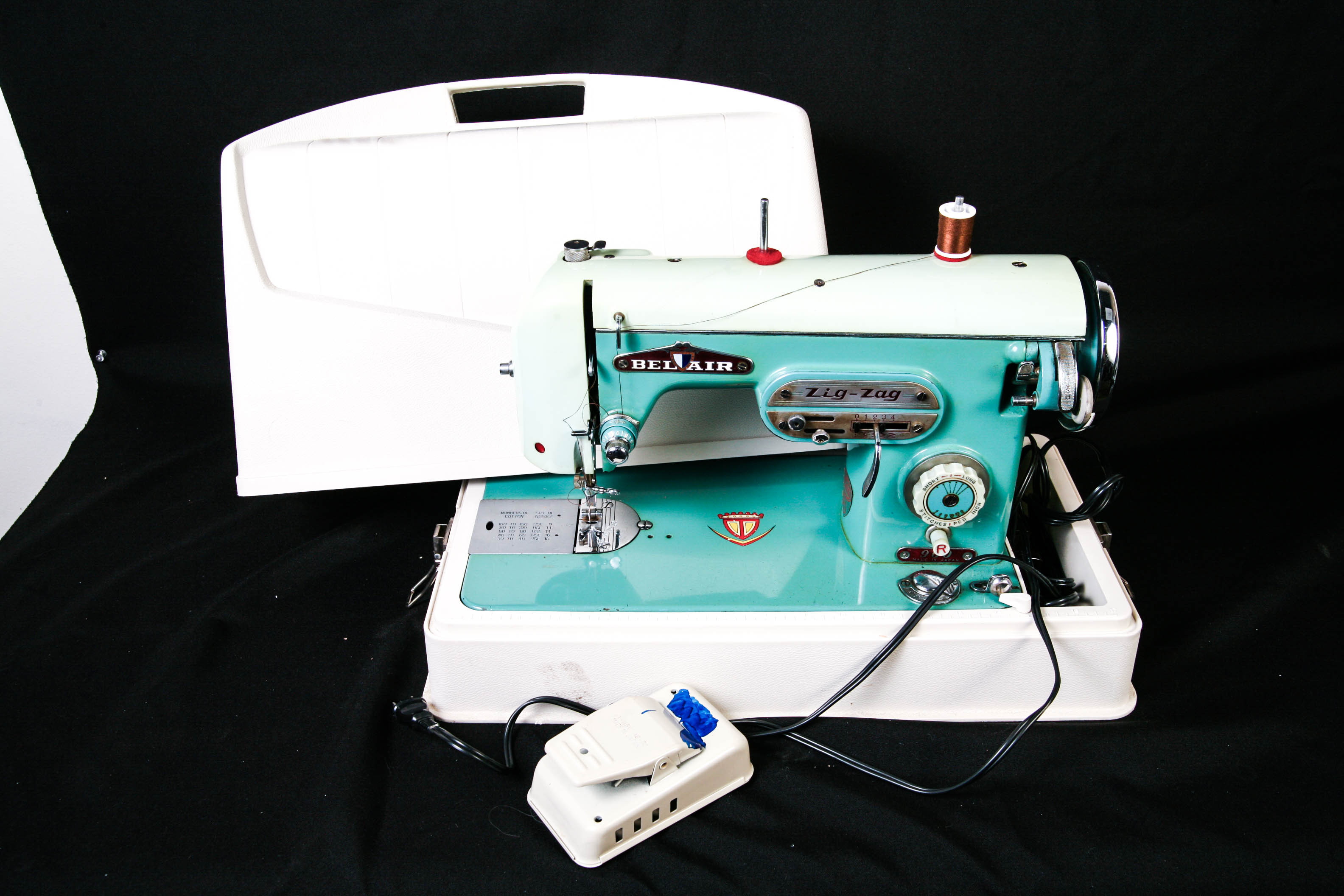 Vintage BelAir Zig Zag 900 Sewing Machine with Case