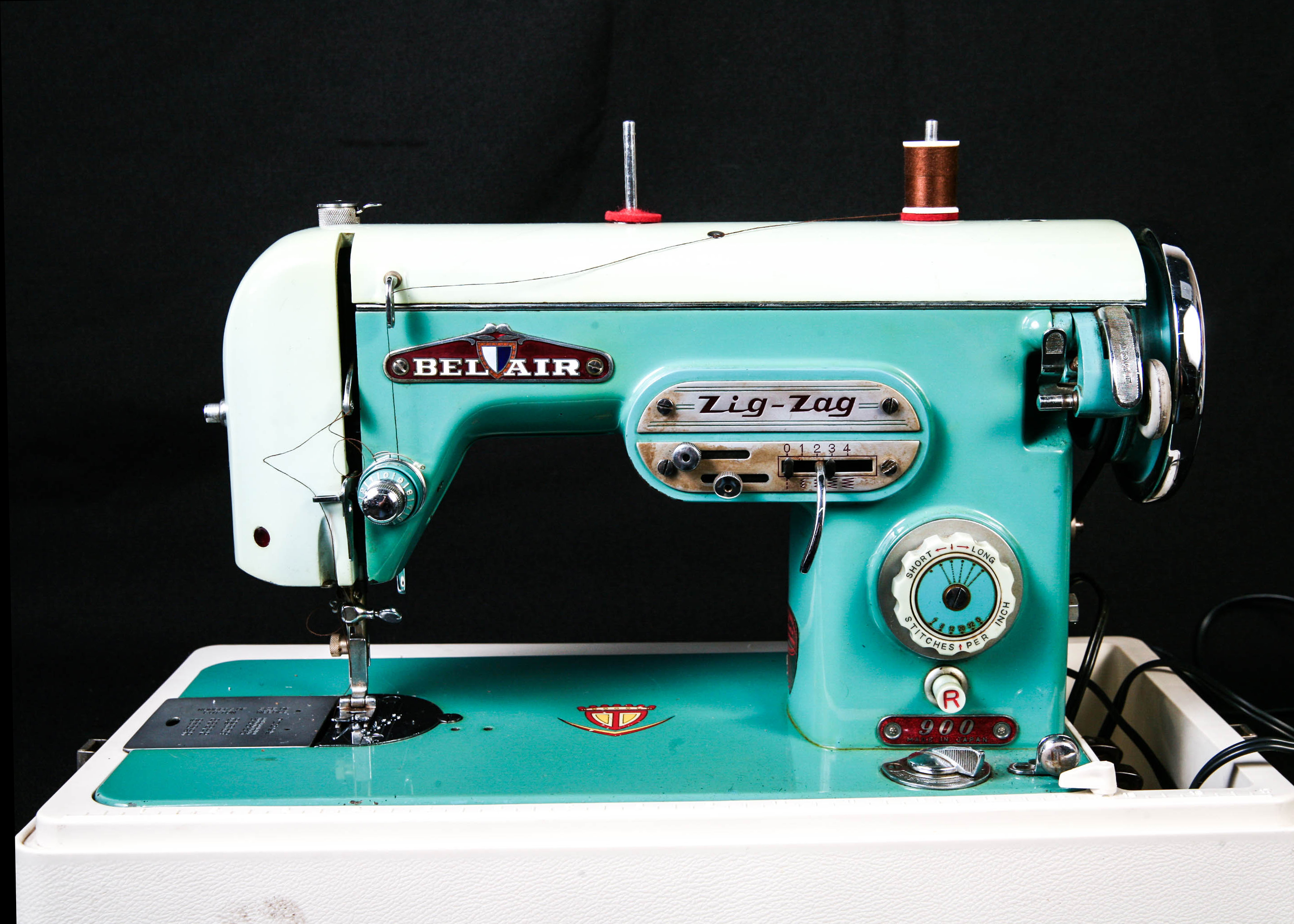 Vintage BelAir Zig Zag 900 Sewing Machine with Case