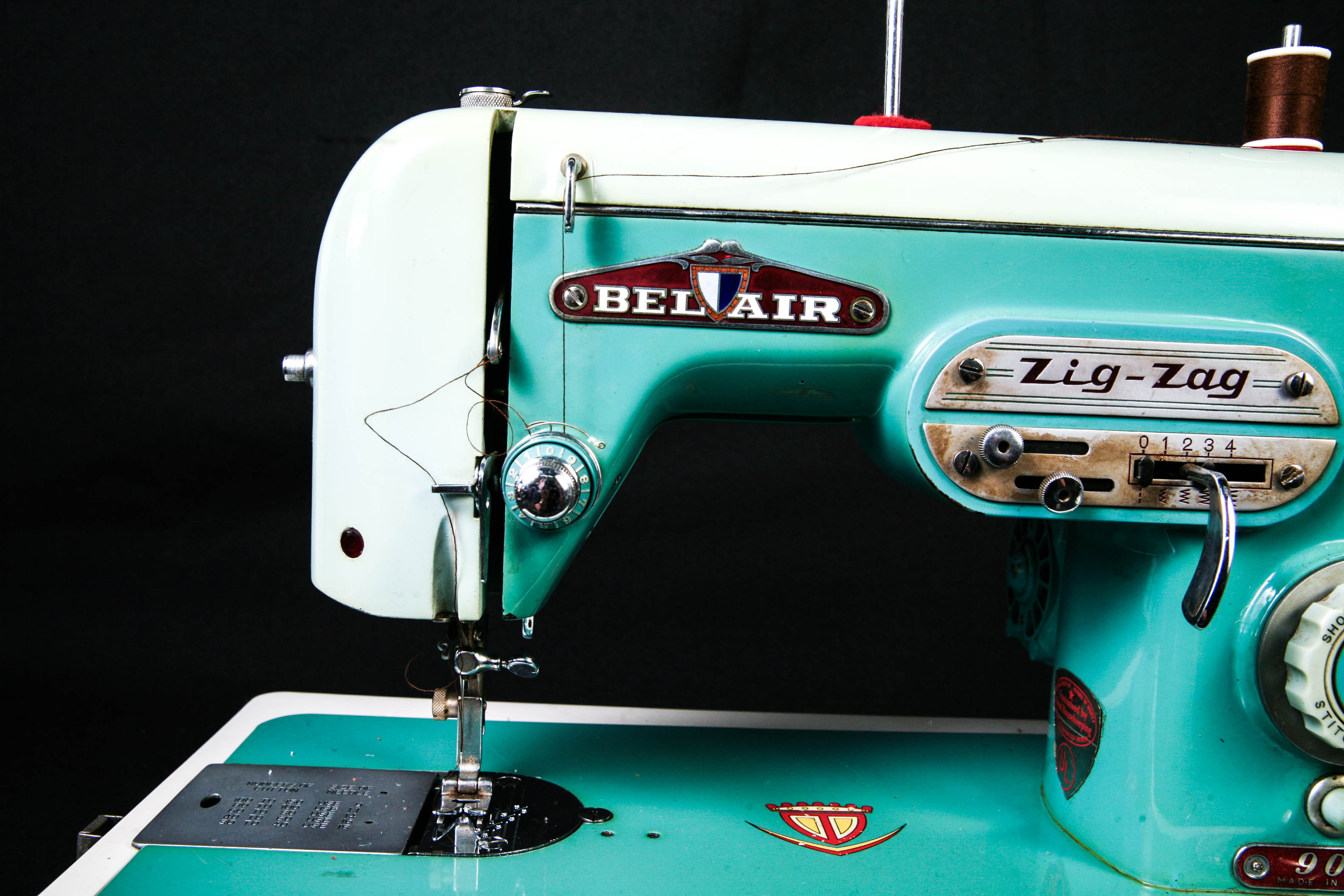 Vintage BelAir Zig Zag 900 Sewing Machine with Case