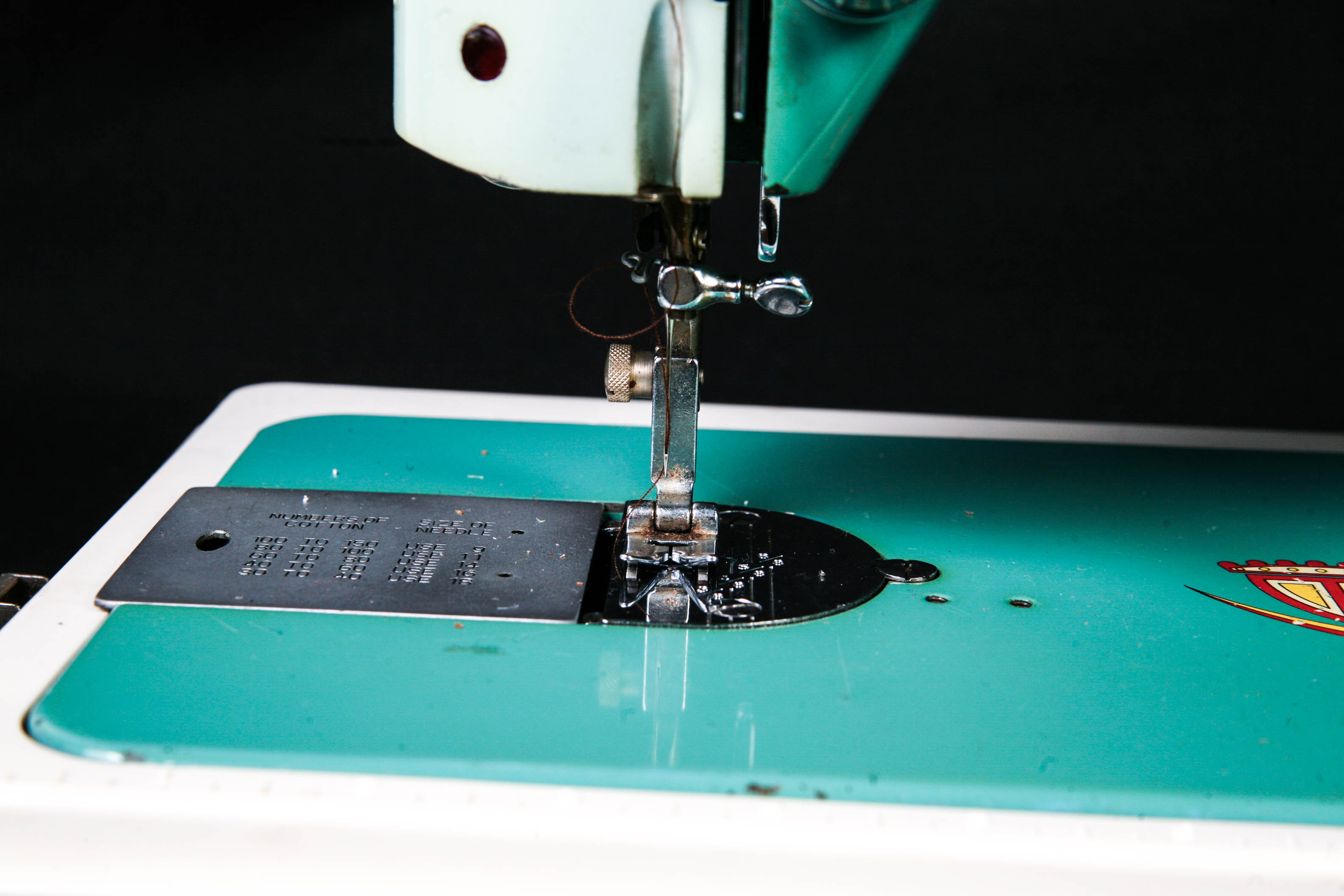 Vintage BelAir Zig Zag 900 Sewing Machine with Case