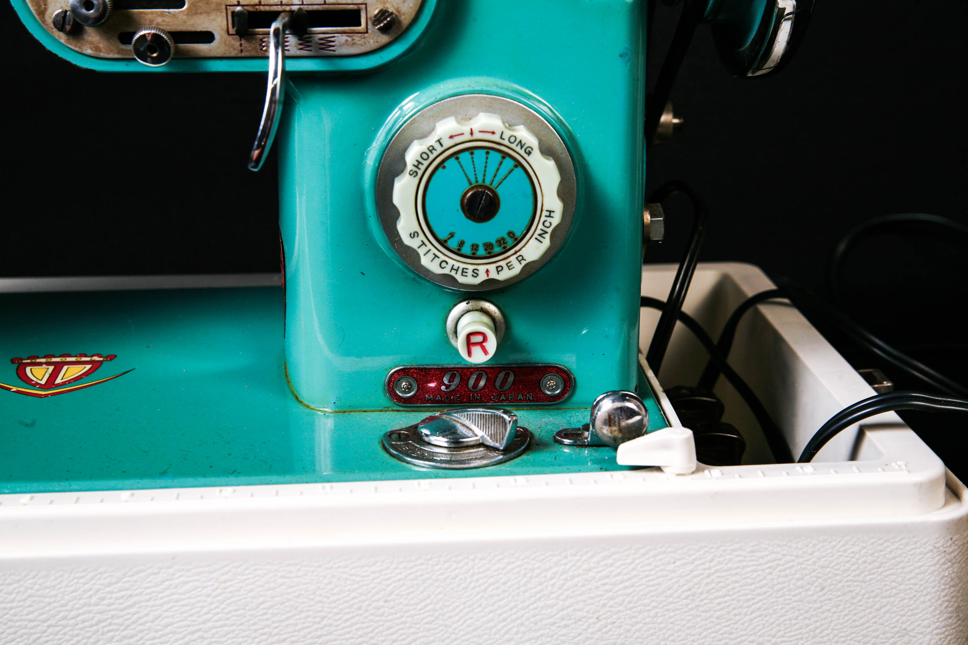 Vintage BelAir Zig Zag 900 Sewing Machine with Case