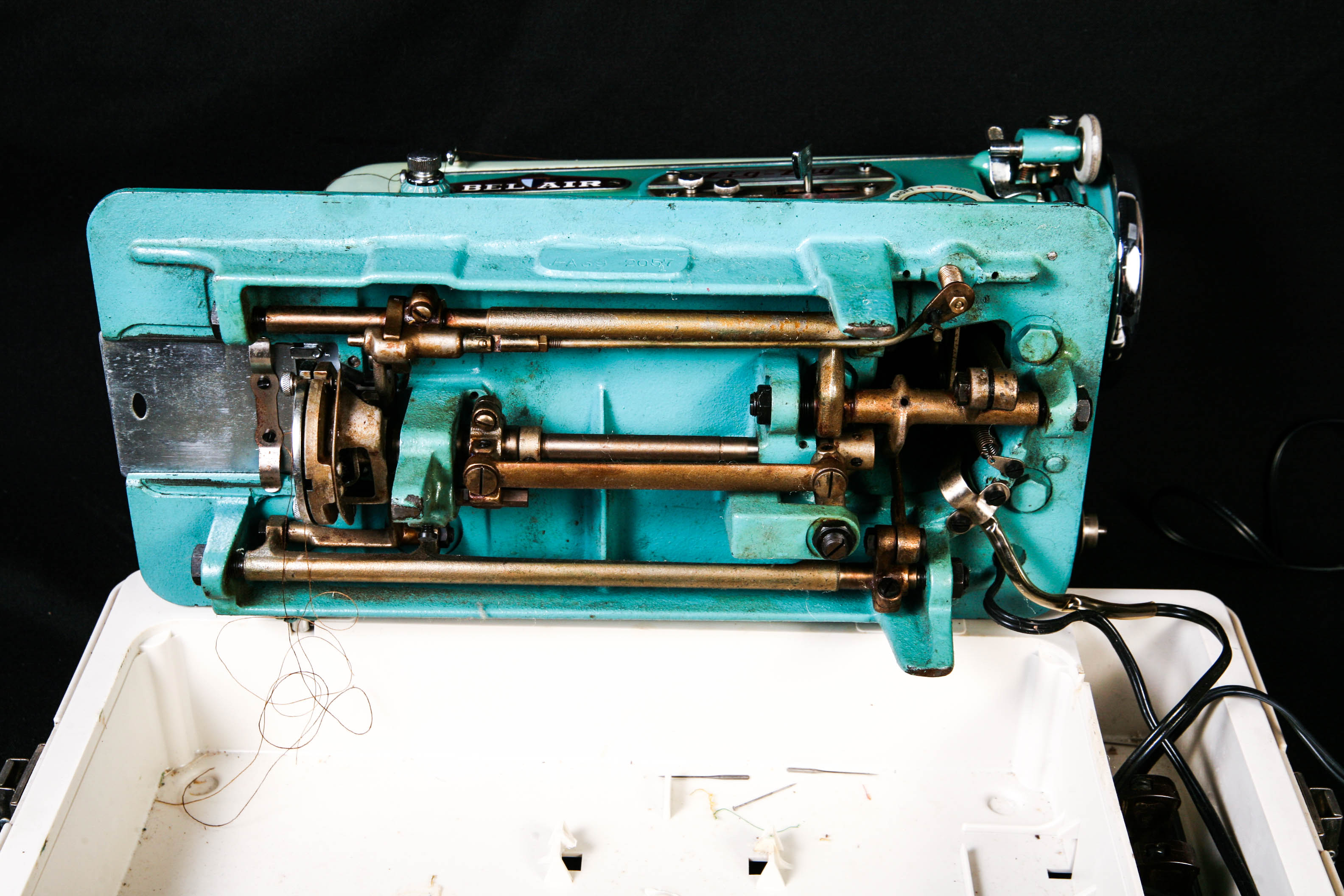 Vintage BelAir Zig Zag 900 Sewing Machine with Case