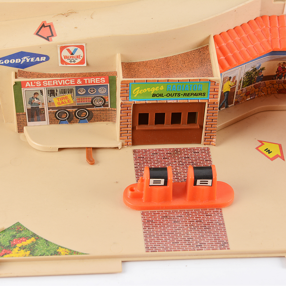 Vintage Hot Wheels Turbo Blast 600 and Service Center