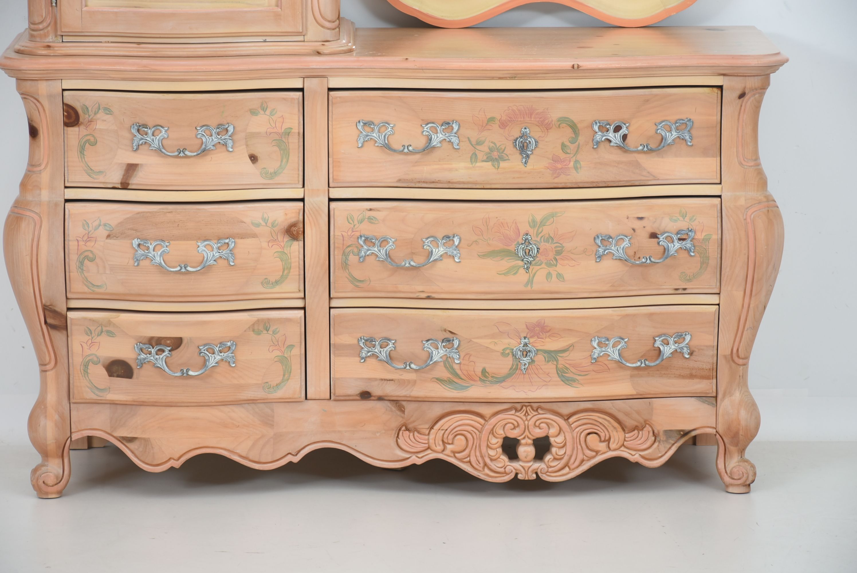 Pulaski Furniture Bombe Style Dresser with Mirror