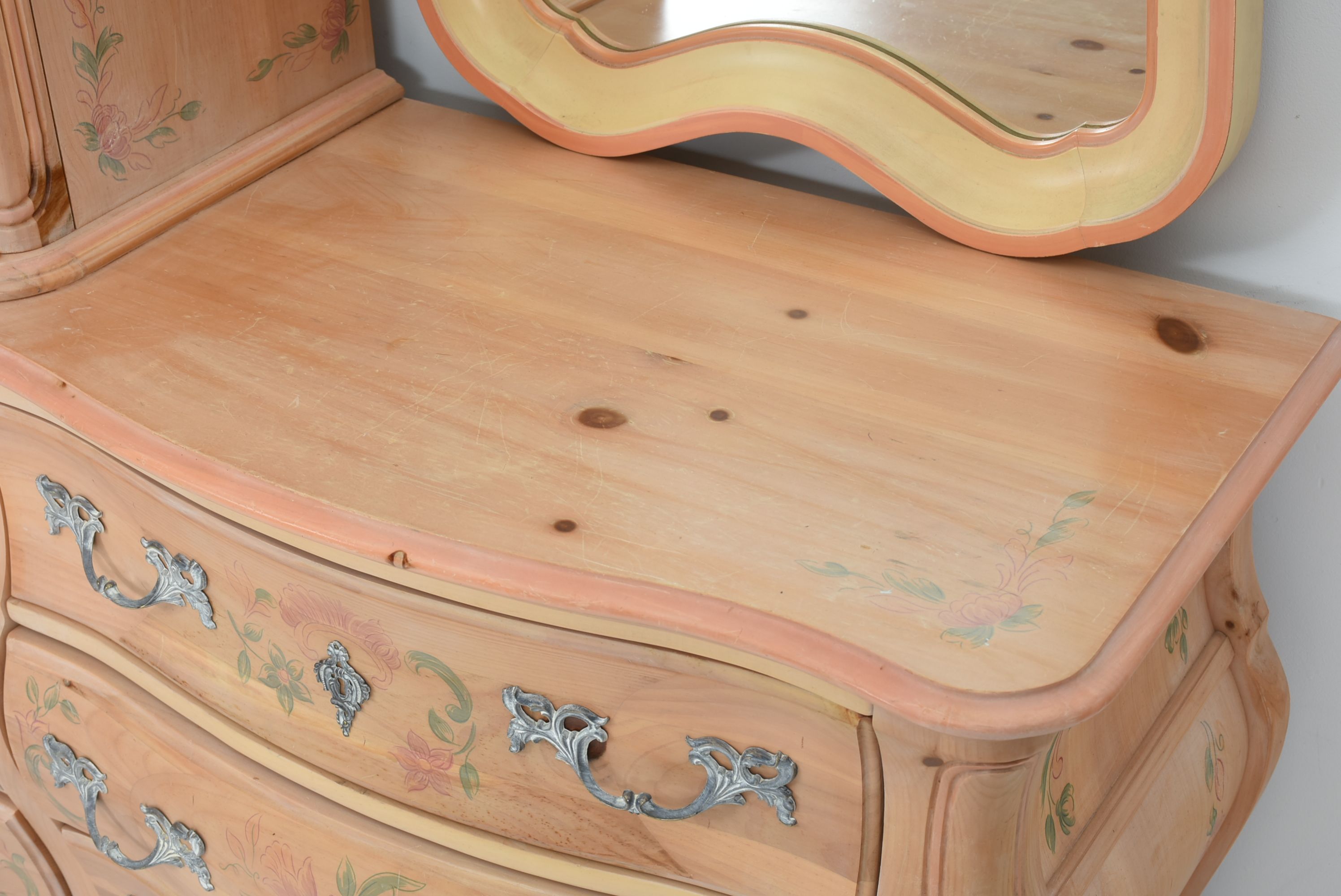 Pulaski Furniture Bombe Style Dresser with Mirror