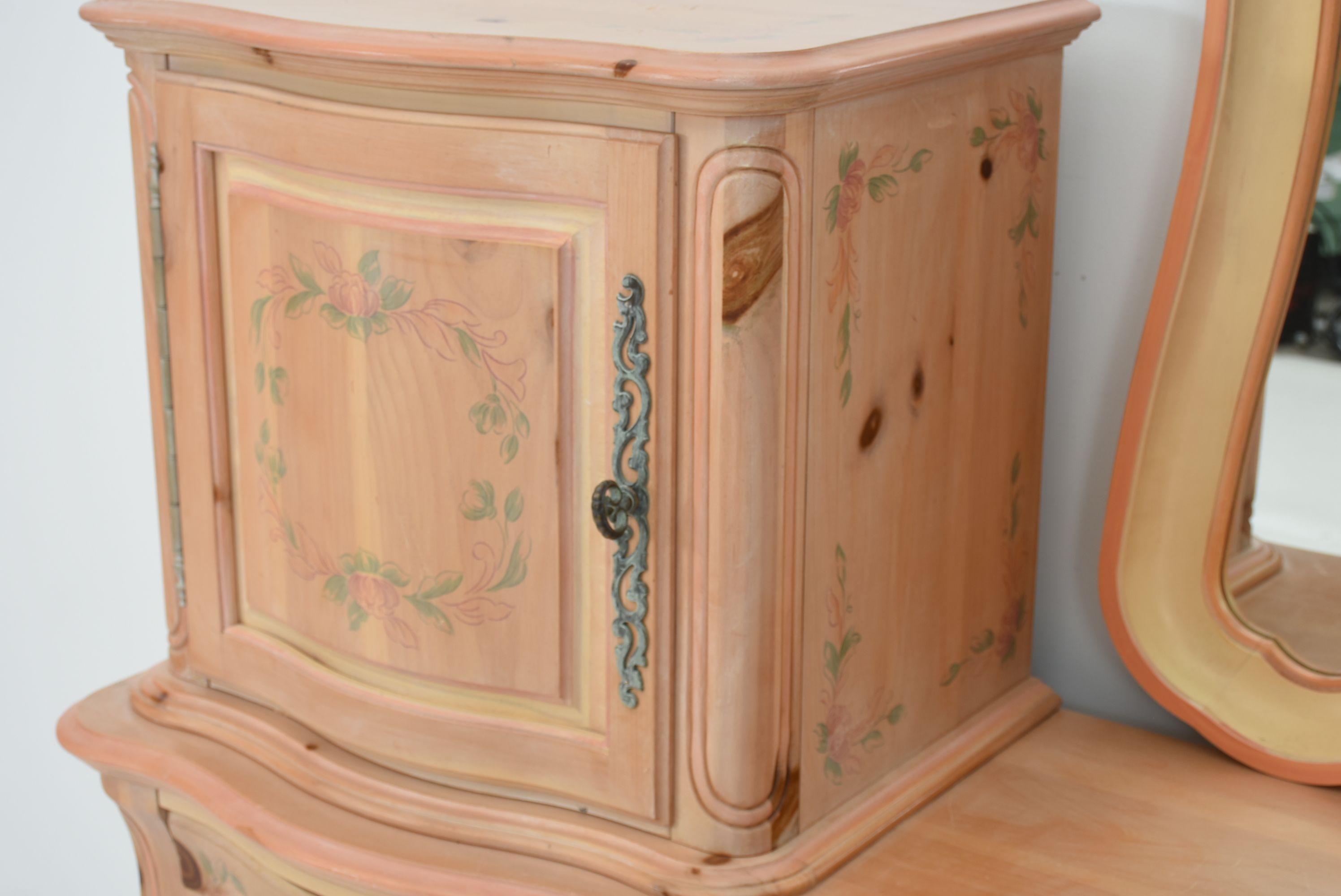 Pulaski Furniture Bombe Style Dresser with Mirror