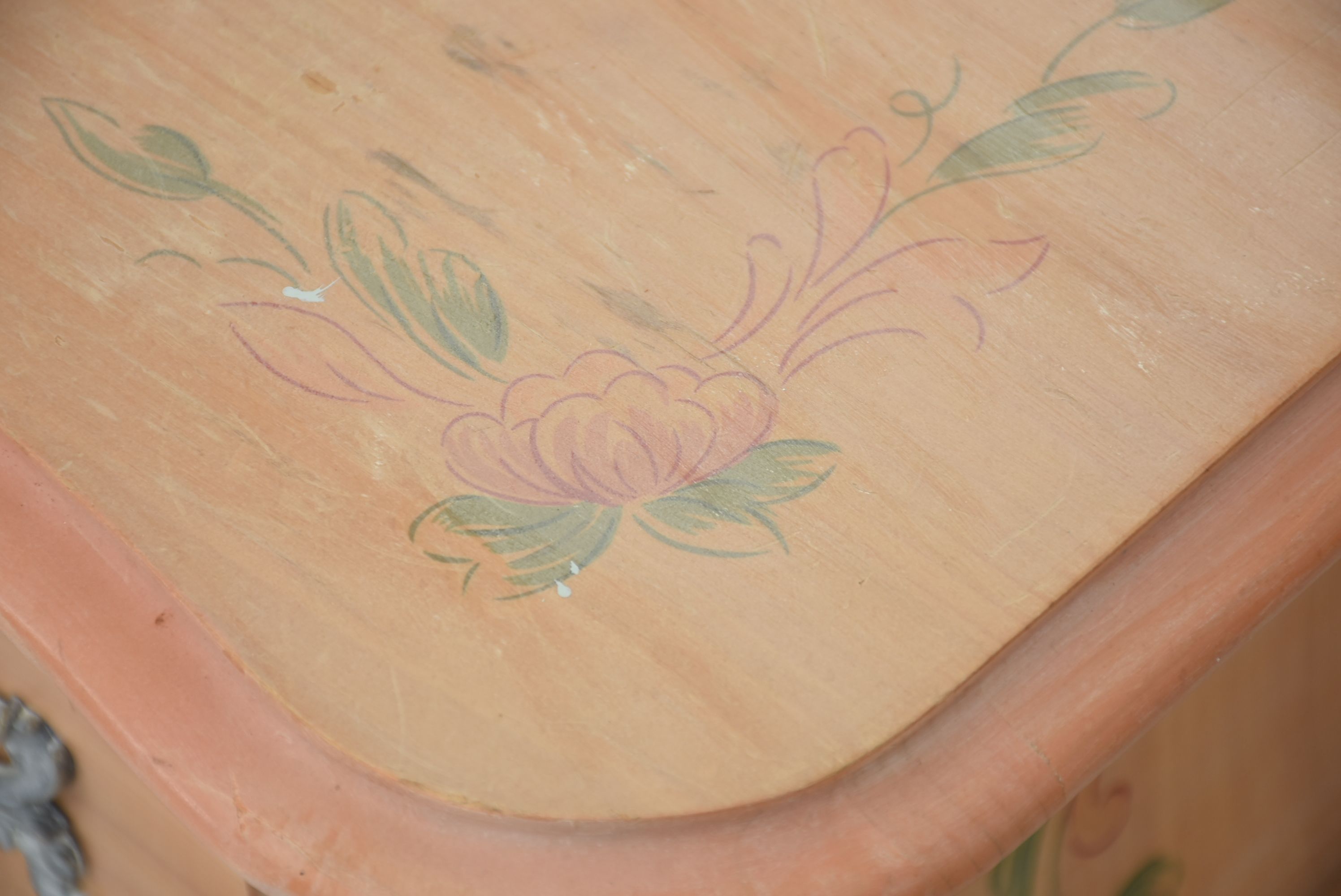 Pulaski Furniture Bombe Style Dresser with Mirror