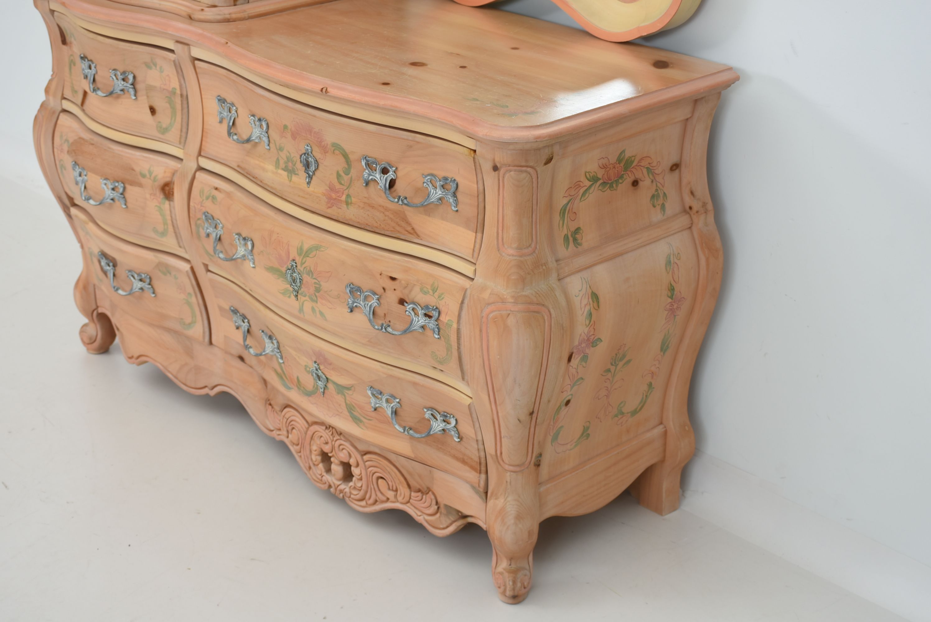 Pulaski Furniture Bombe Style Dresser with Mirror