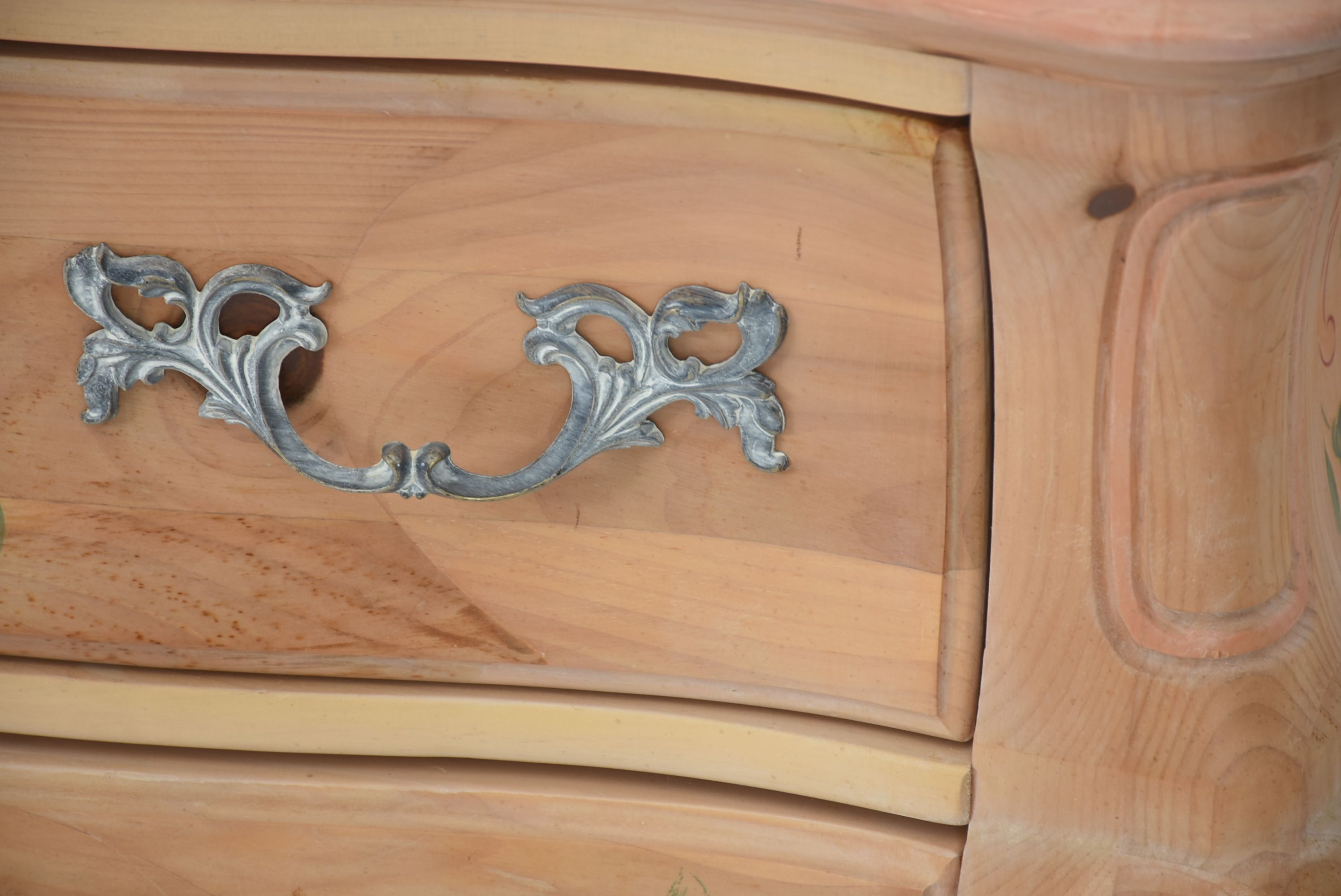 Pulaski Furniture Bombe Style Dresser with Mirror