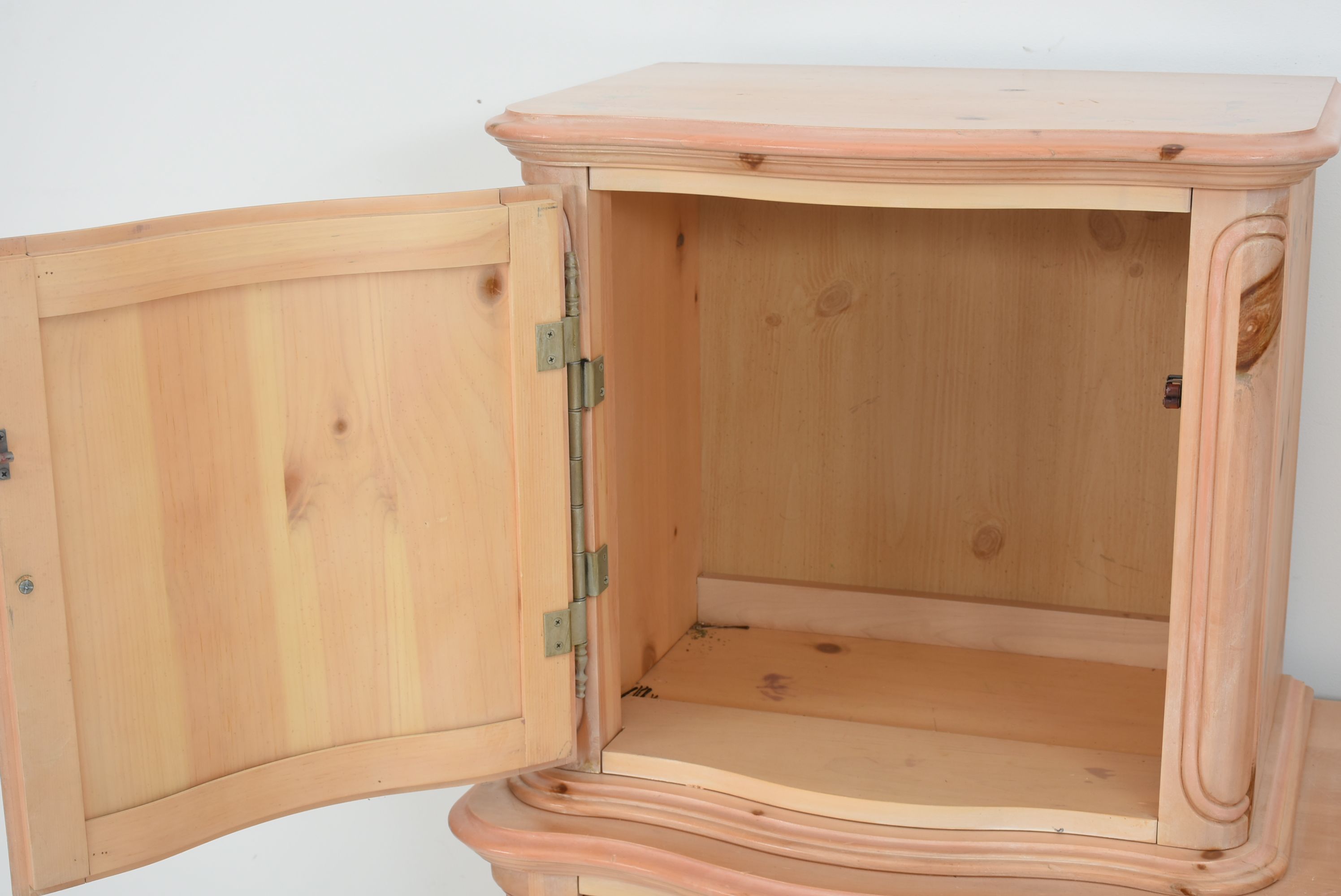 Pulaski Furniture Bombe Style Dresser with Mirror