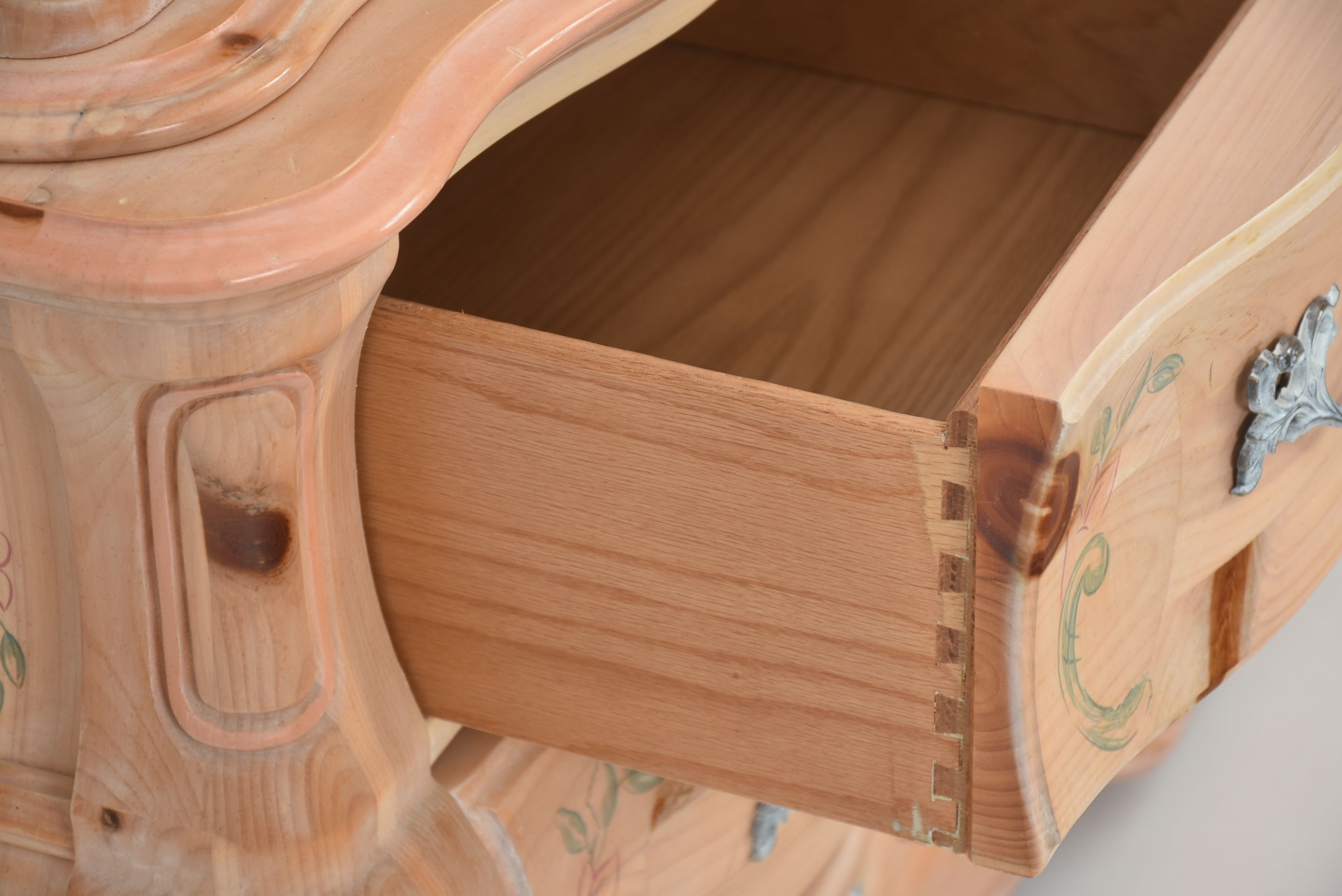 Pulaski Furniture Bombe Style Dresser with Mirror