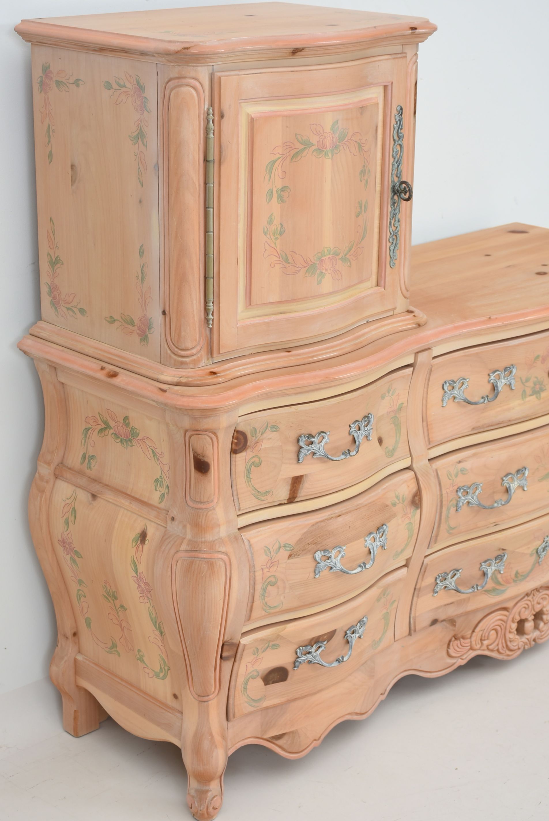 Pulaski Furniture Bombe Style Dresser with Mirror