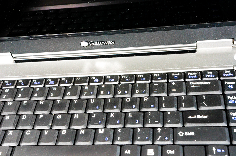 Gateway Laptop with Speakers and Targus Bag