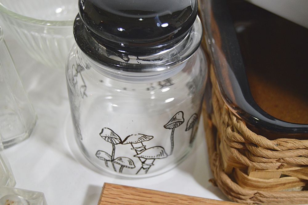 Kitchen Bakeware with Graniteware and Pyrex