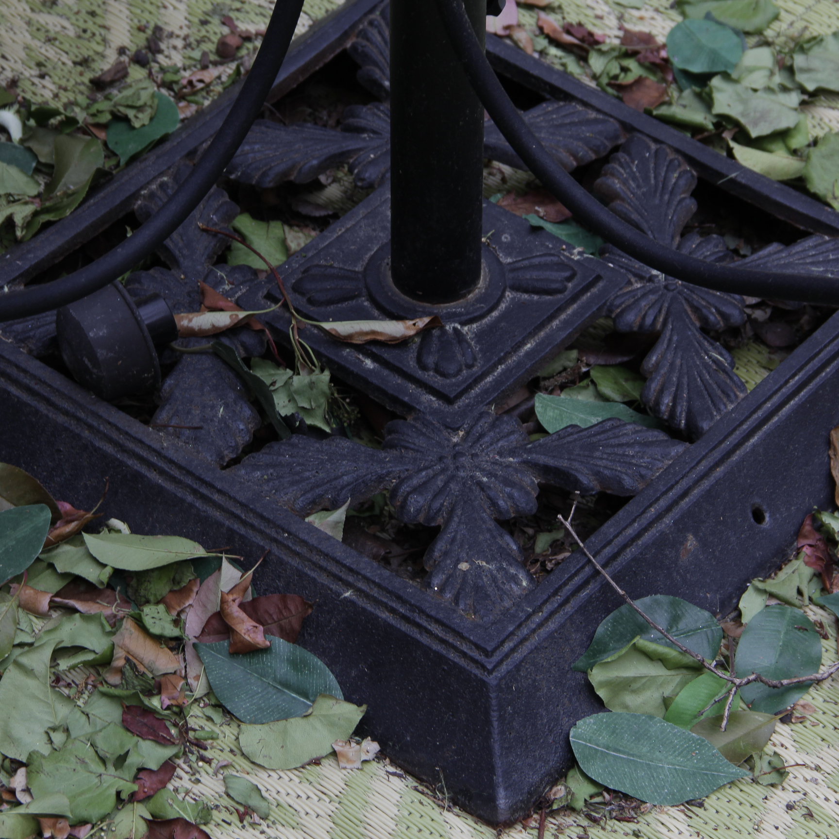 Round Plantation Patterns Metal Mesh Patio Table and Two Chairs