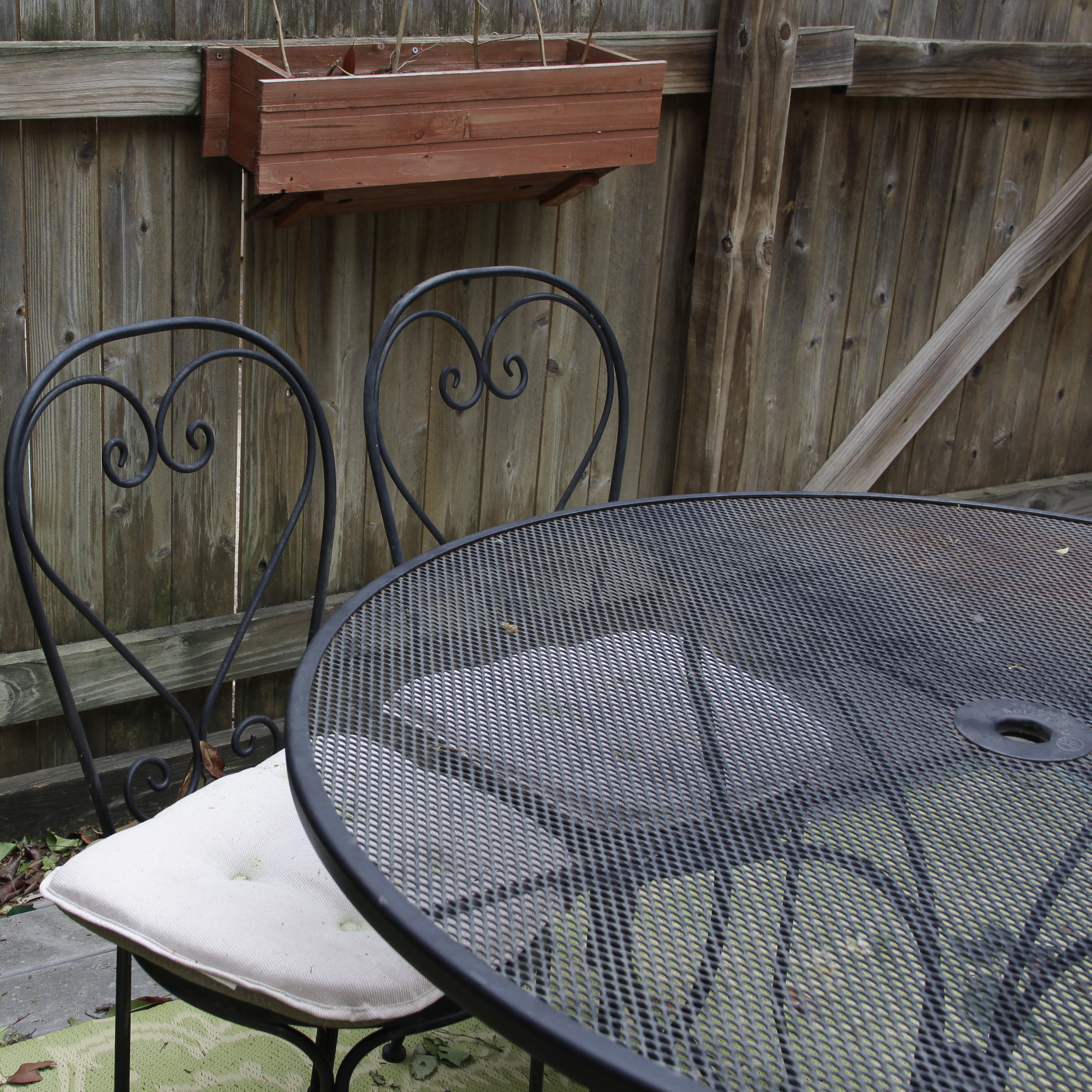 Round Plantation Patterns Metal Mesh Patio Table and Two Chairs
