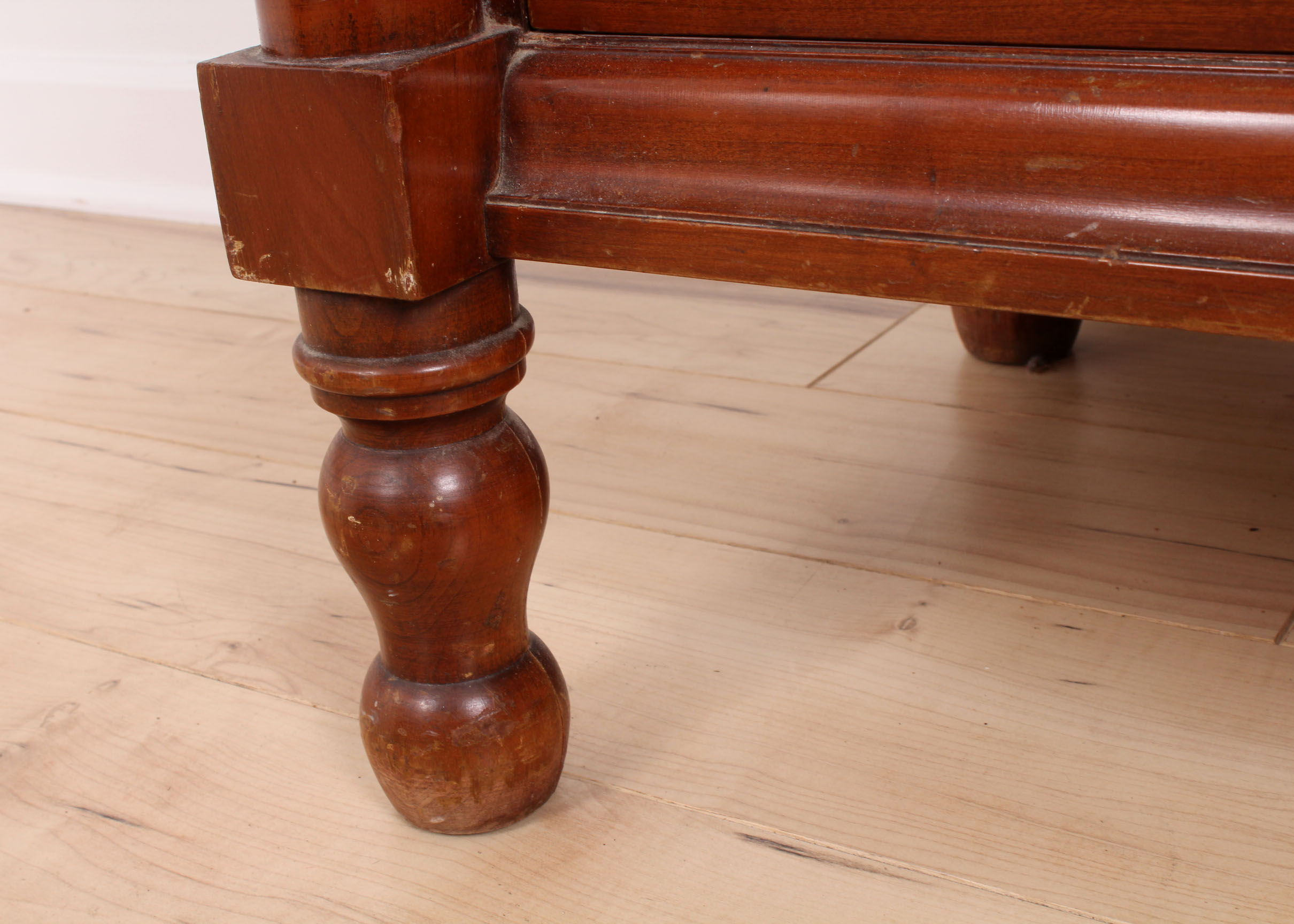 Neoclassical Federal Style Chest of Drawers