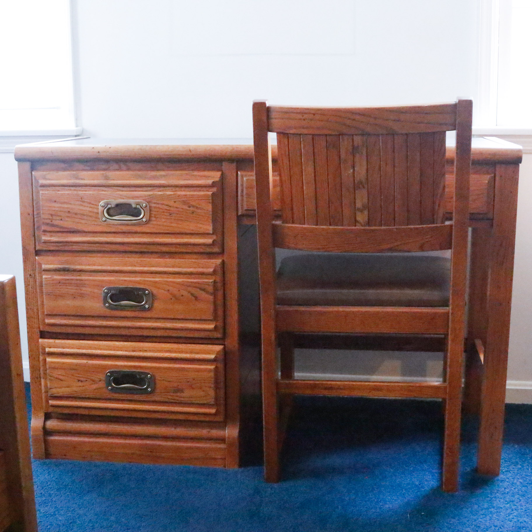 Young Hinkle Outrigger Desk and Chair