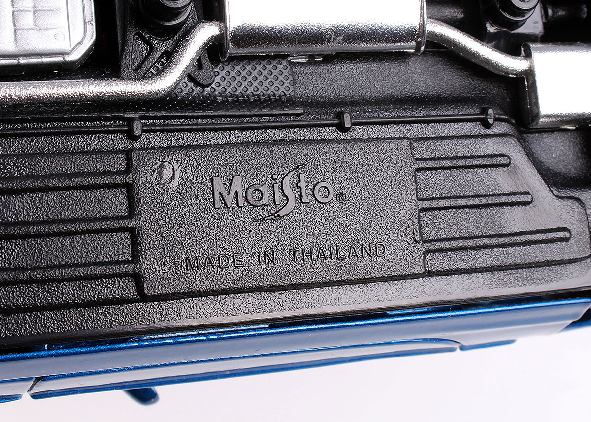 Two Maisto 1:18 Scale Die Cast Cars