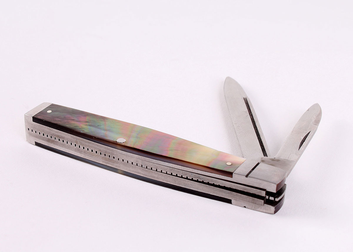 Queen Dan Burke 3 3/16 Inch Doctor's Knife with Black Lip Pearl