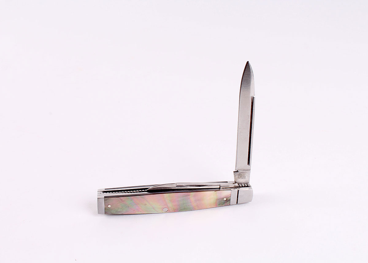 Queen Dan Burke 3 3/16 Inch Doctor's Knife with Black Lip Pearl