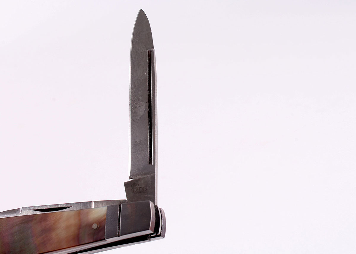 Queen Dan Burke 3 3/16 Inch Doctor's Knife with Black Lip Pearl