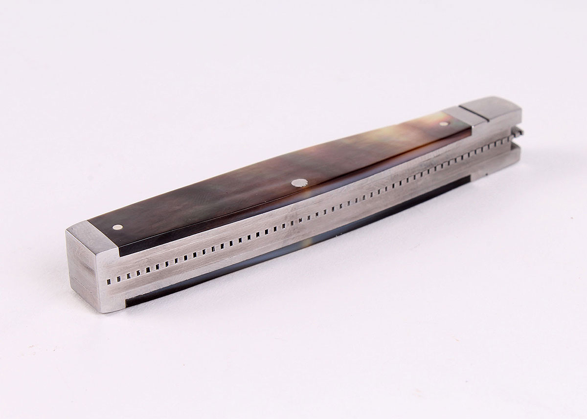 Queen Dan Burke 3 3/16 Inch Doctor's Knife with Black Lip Pearl