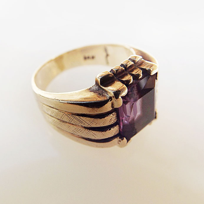 10K Yellow Gold and Synthetic Color Change Sapphire Ring