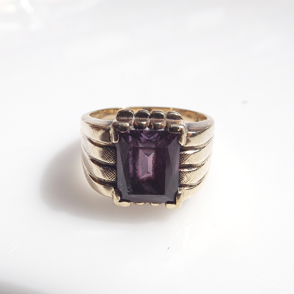 10K Yellow Gold and Synthetic Color Change Sapphire Ring
