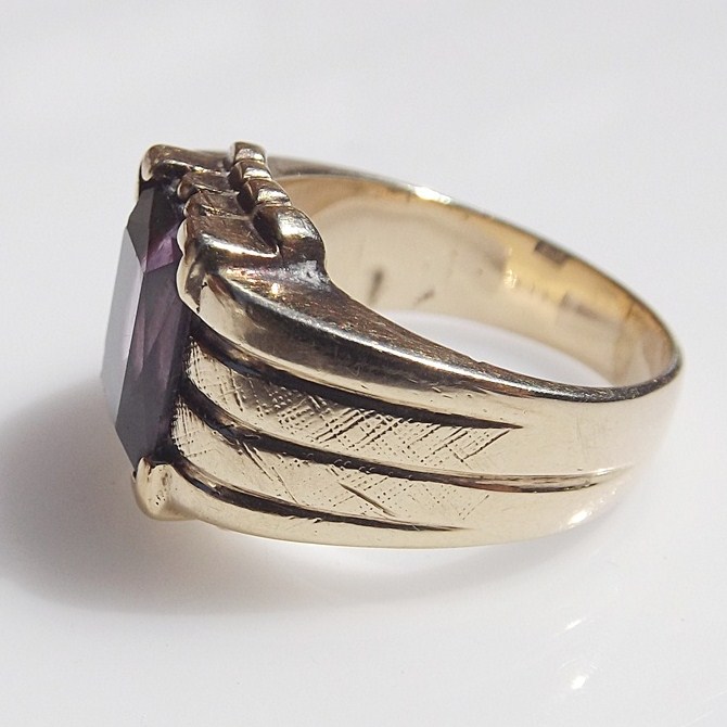 10K Yellow Gold and Synthetic Color Change Sapphire Ring