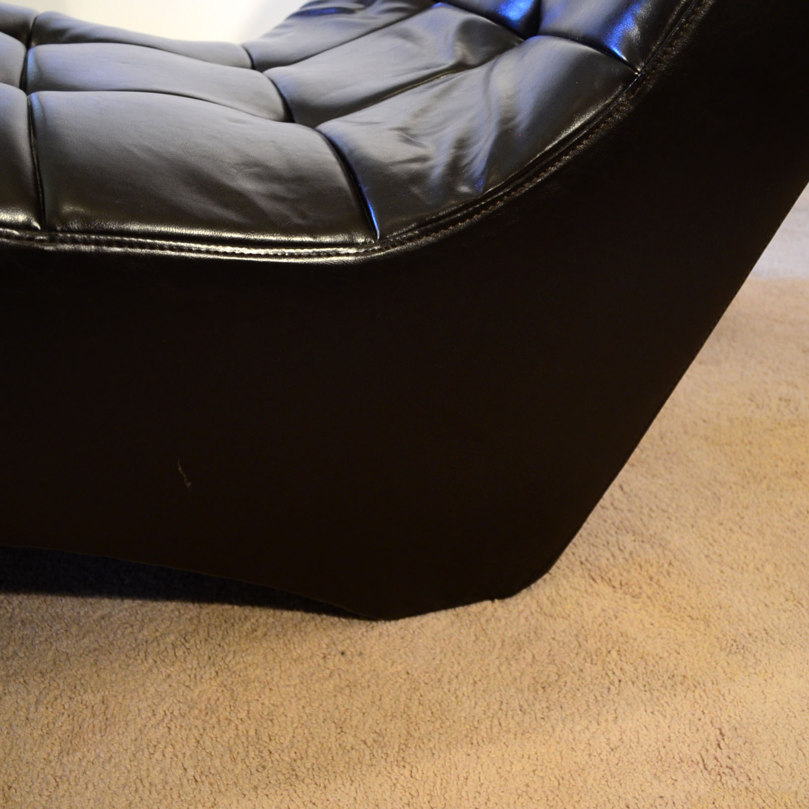 Black Leather Lounge Chair