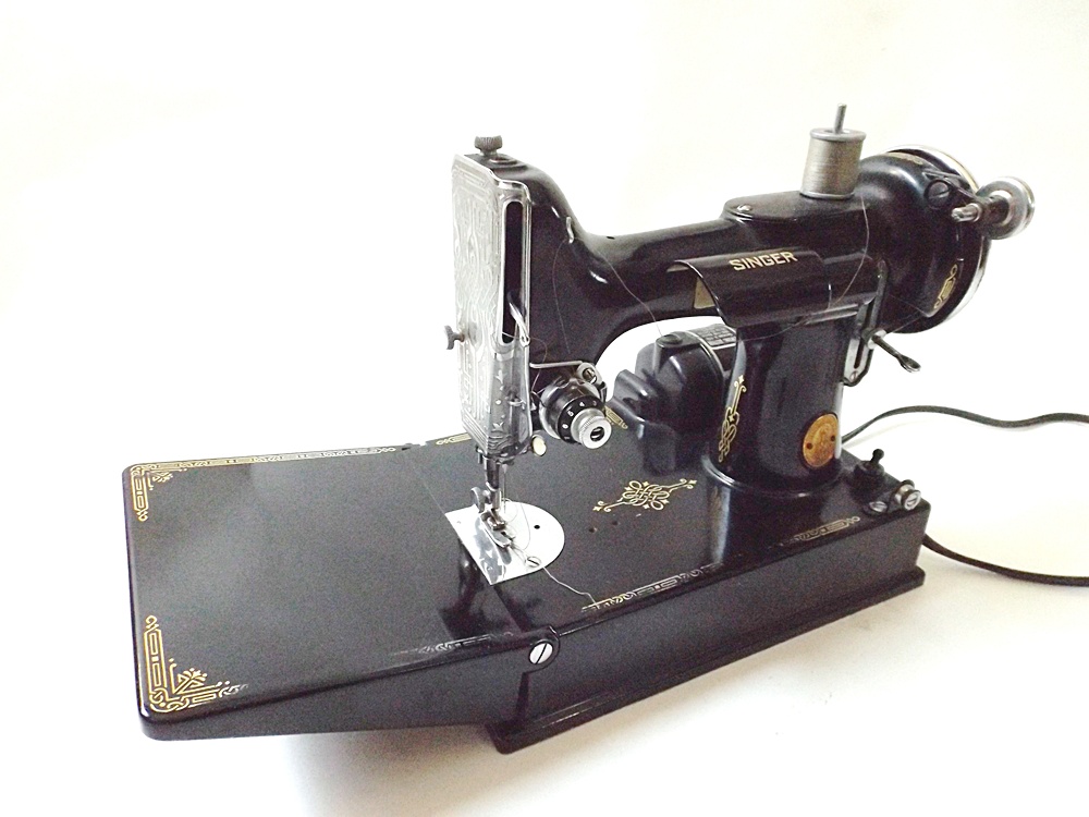 Vintage Singer Featherweight Sewing Machine