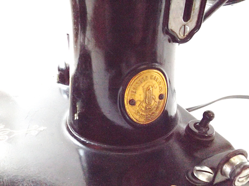 Vintage Singer Featherweight Sewing Machine