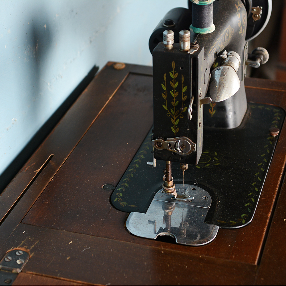 Antique Sears Roebuck Franklin Sewing Machine and Table