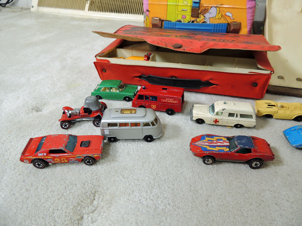 Toy Cars and Sets, Featuring Thundershift 500 Race Track and Hot Wheels