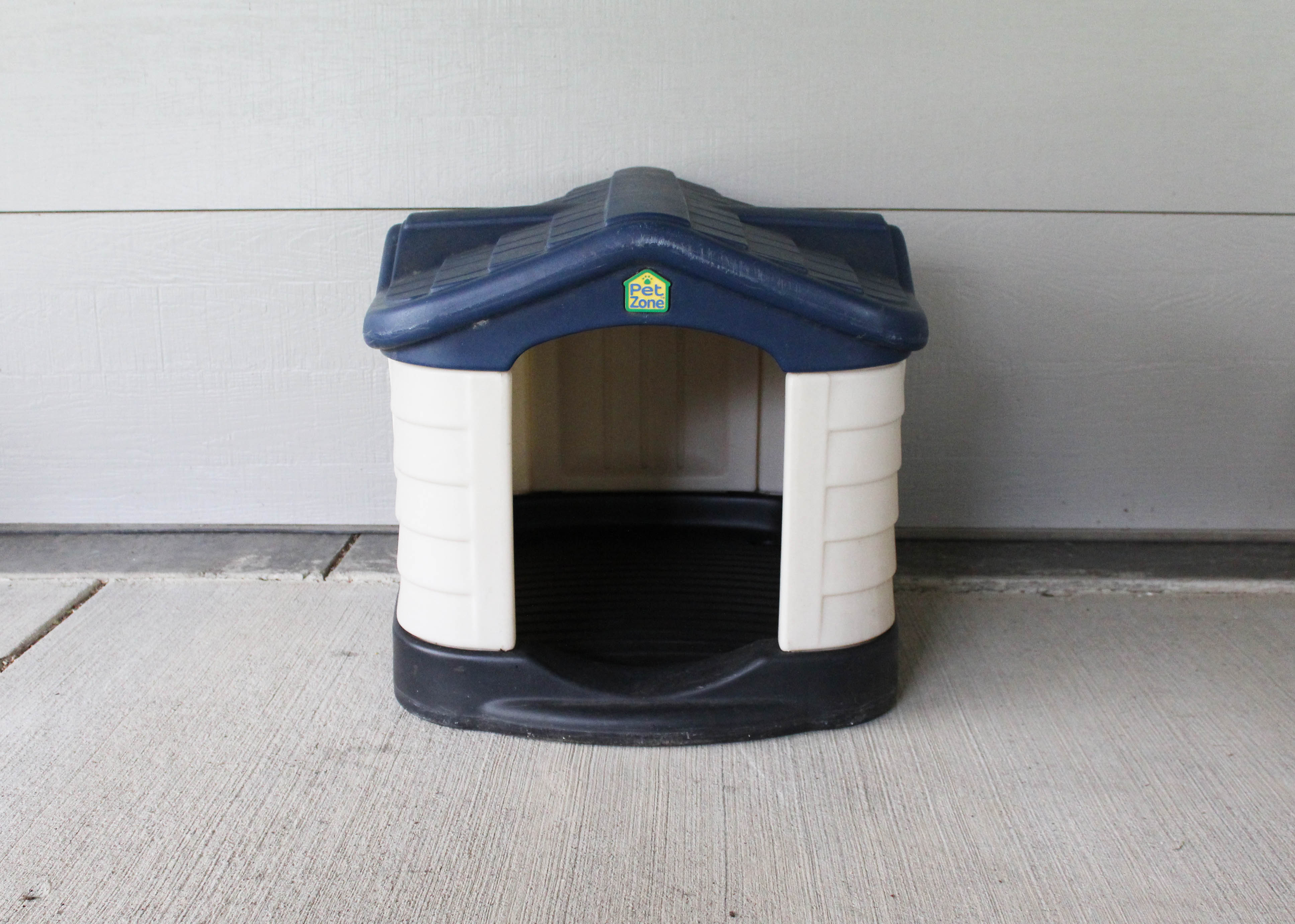Plastic "Pet Zone" Dog House