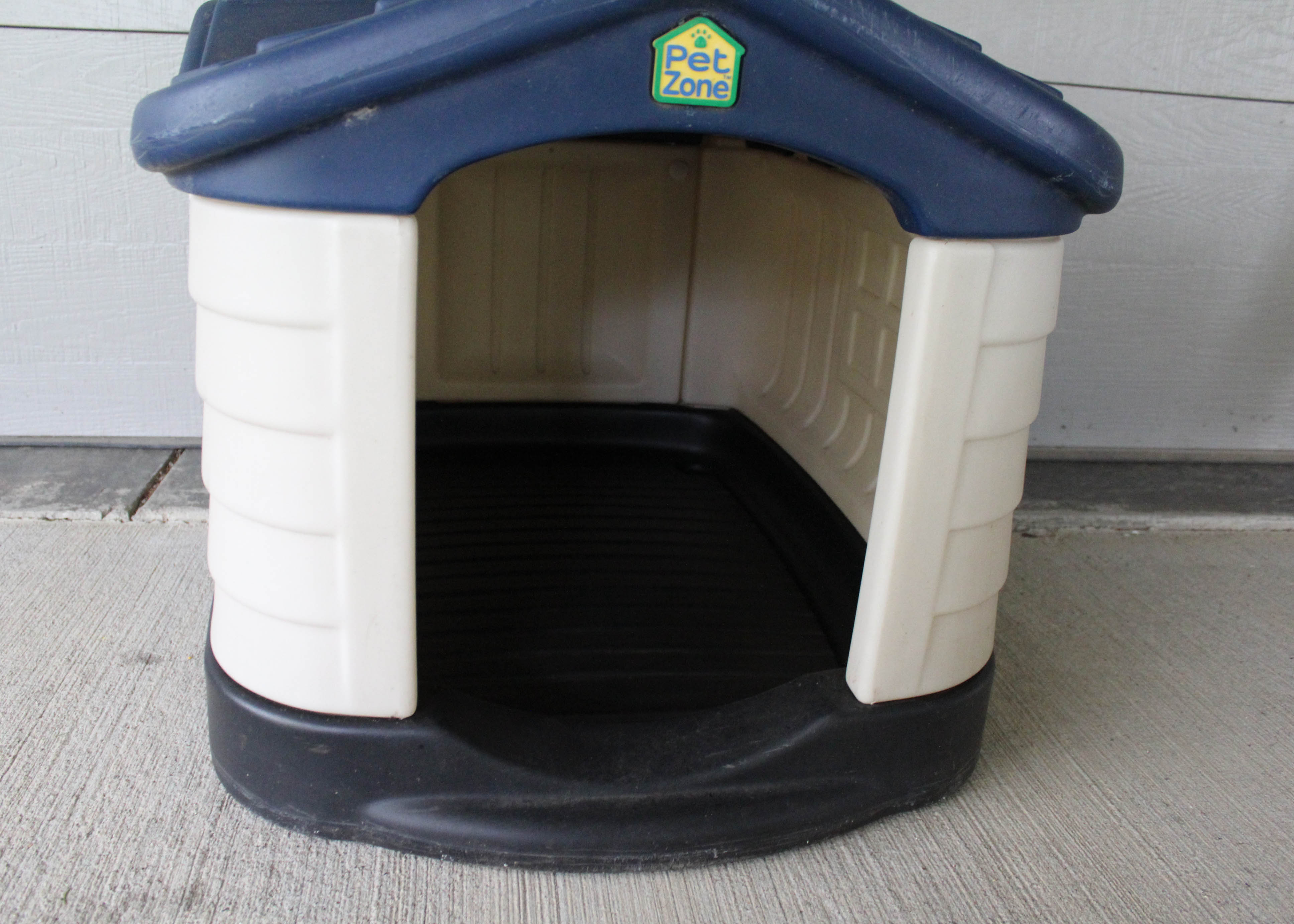 Plastic "Pet Zone" Dog House