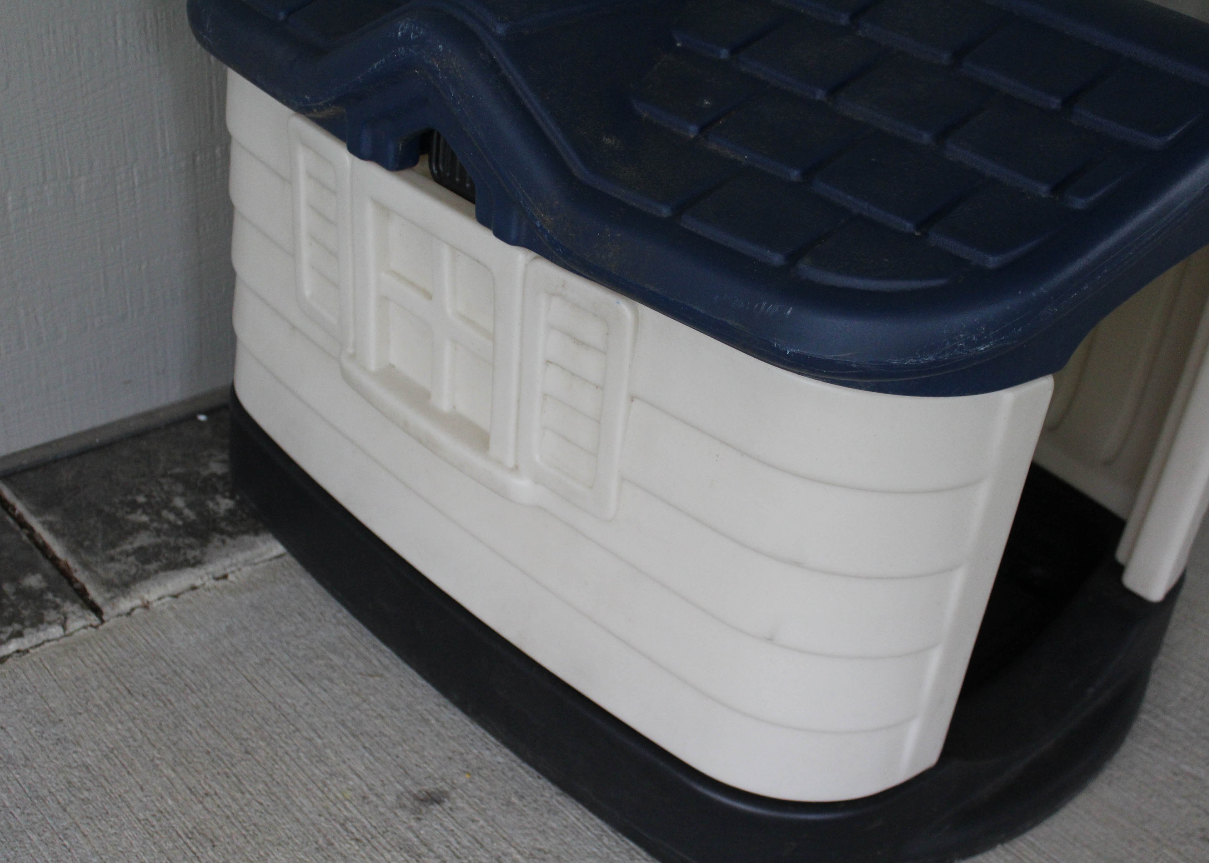 Plastic "Pet Zone" Dog House