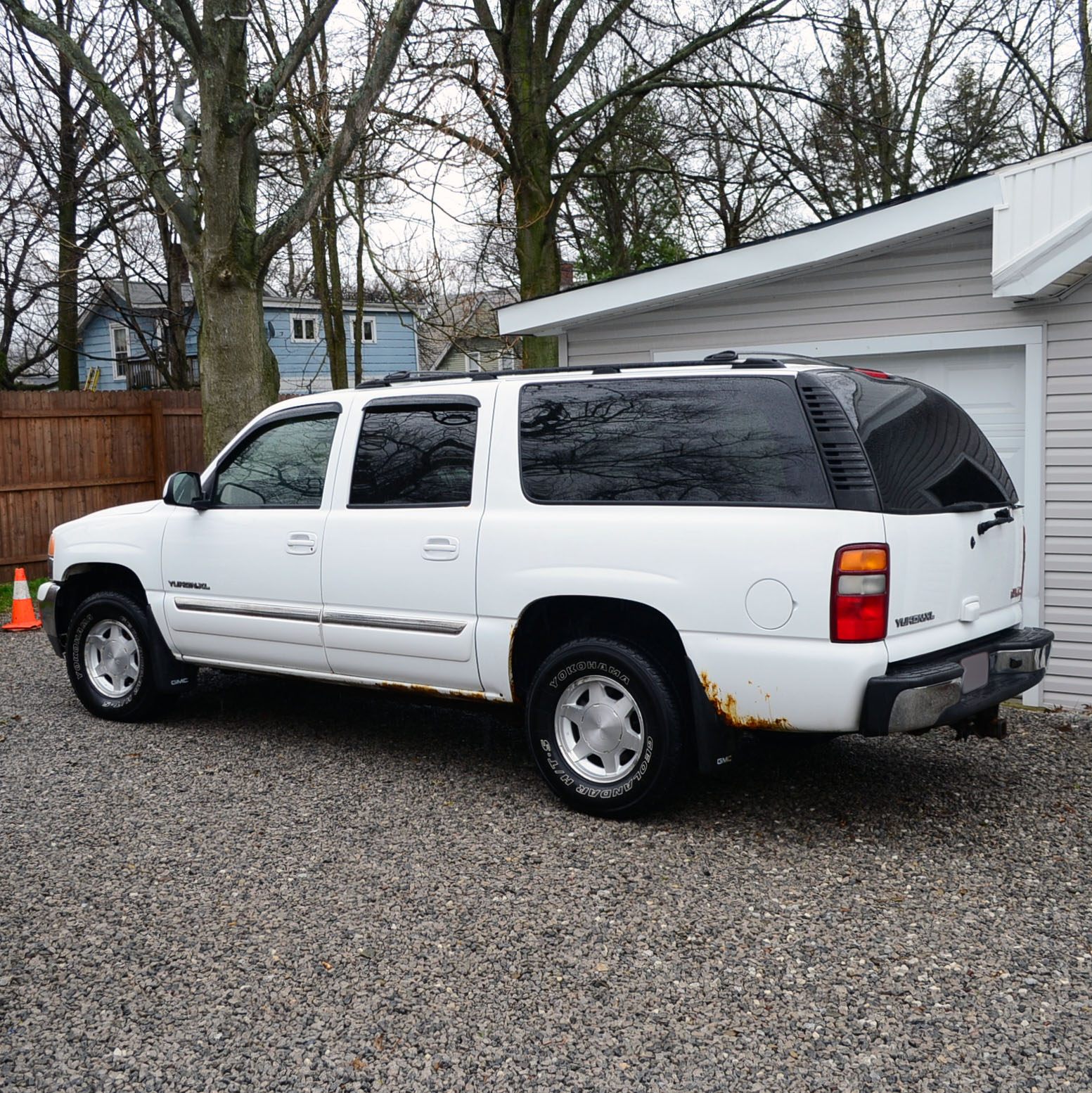 White 2003 GMC Yukon XL SUV