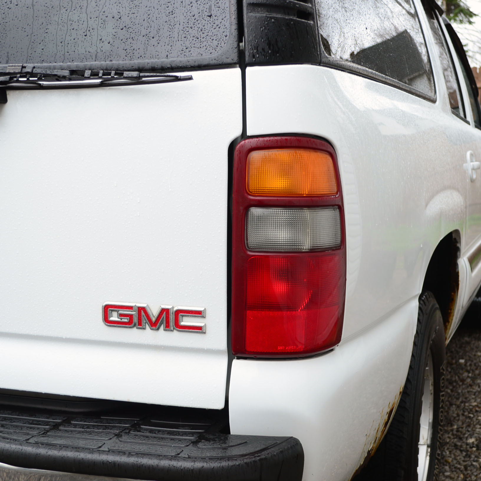 White 2003 GMC Yukon XL SUV