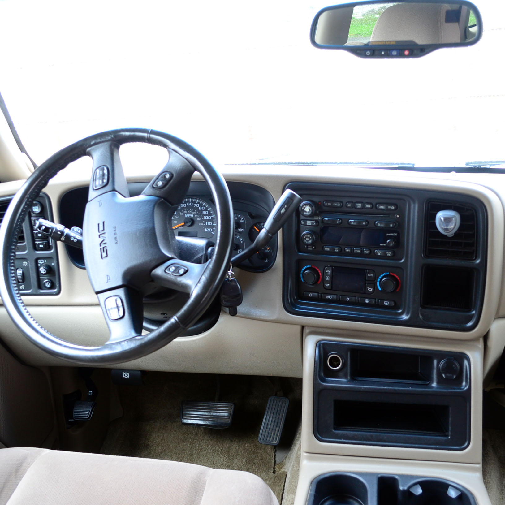 White 2003 GMC Yukon XL SUV