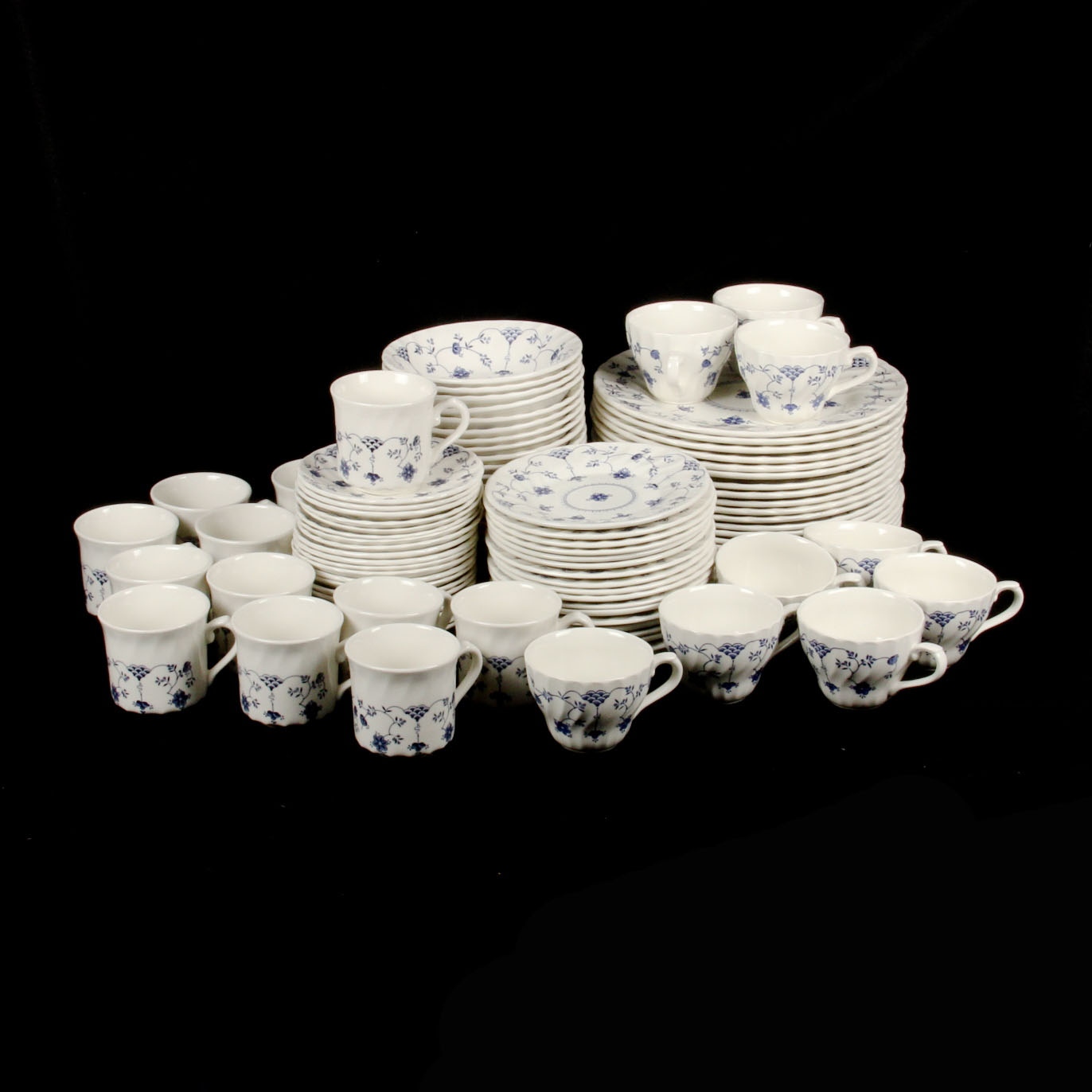 Churchill Fine English Tableware Set in Finlandia Pattern