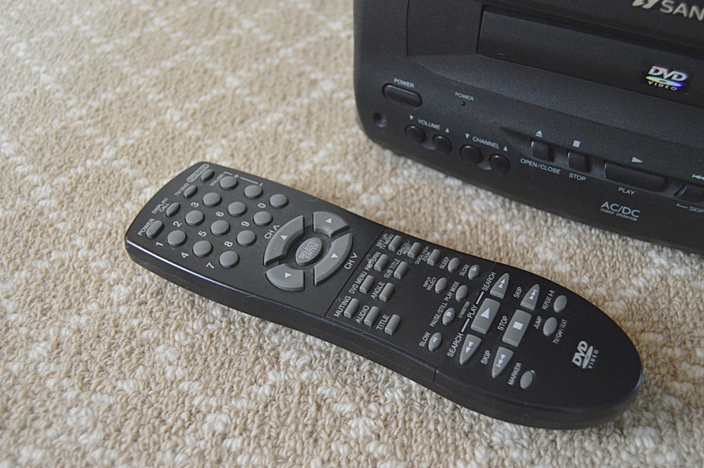 Sansui 9" AC/DC Color TV with DVD/CD Player