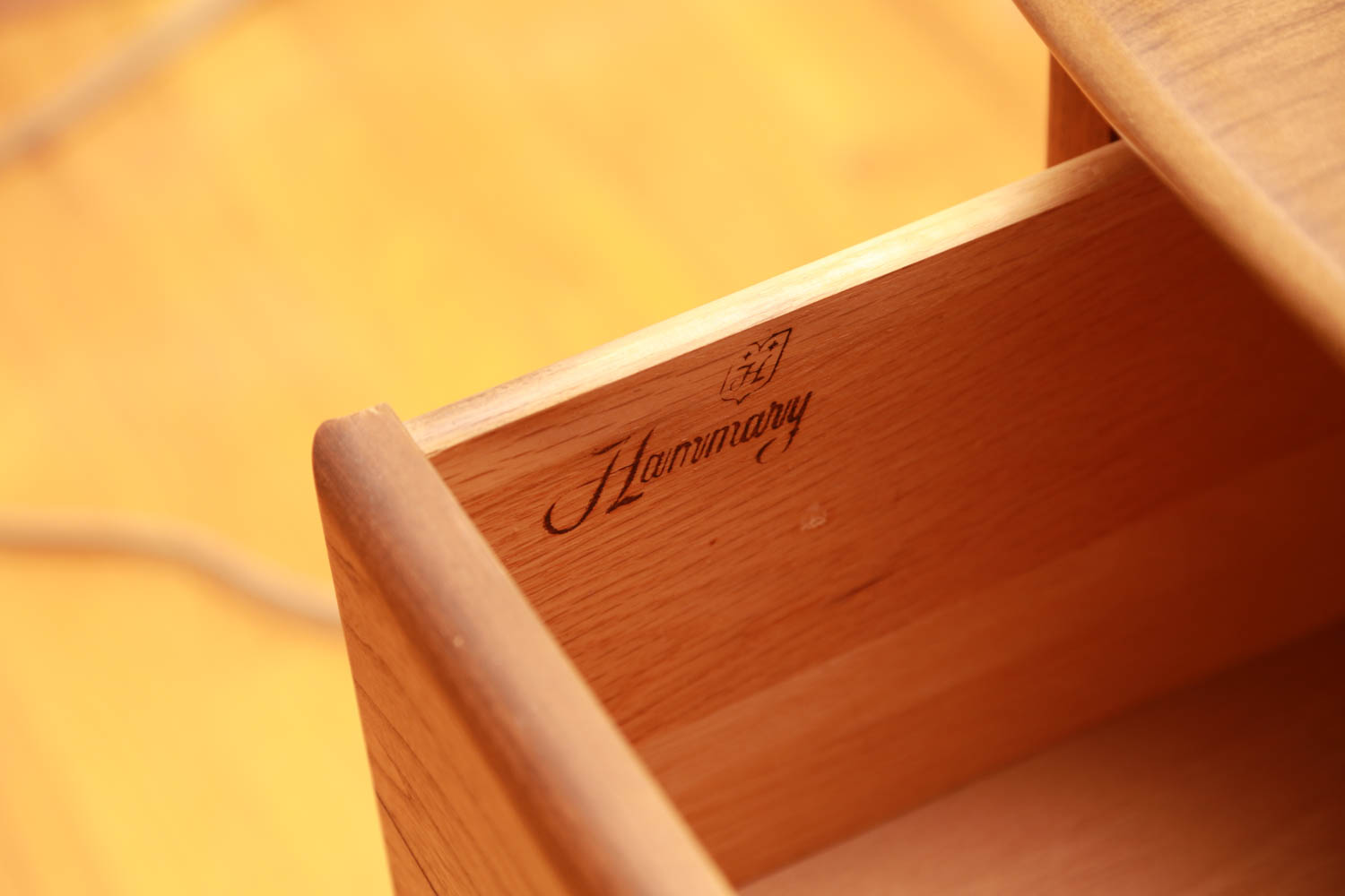 Hammary Mid Century Modern Side Table