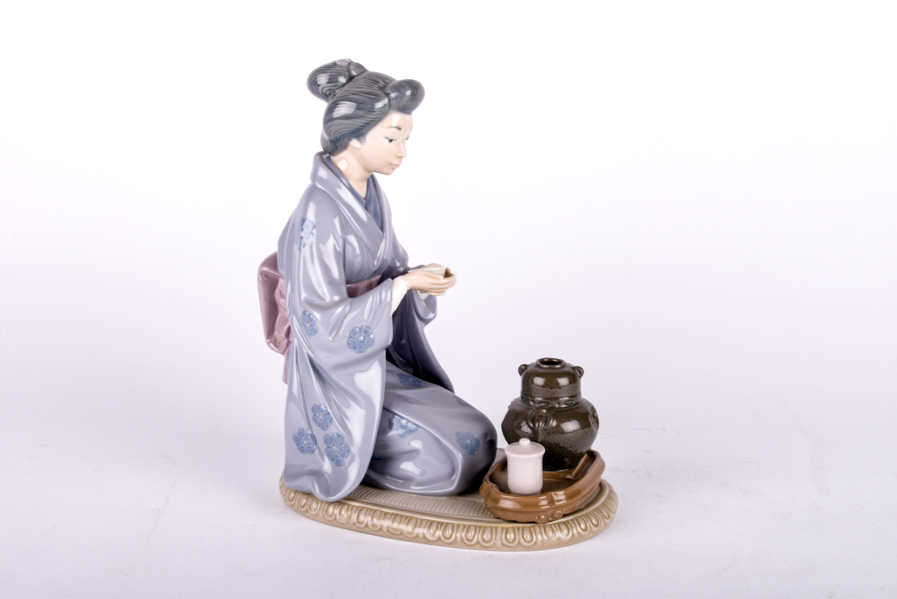 Lladro Tea Offering Figurine