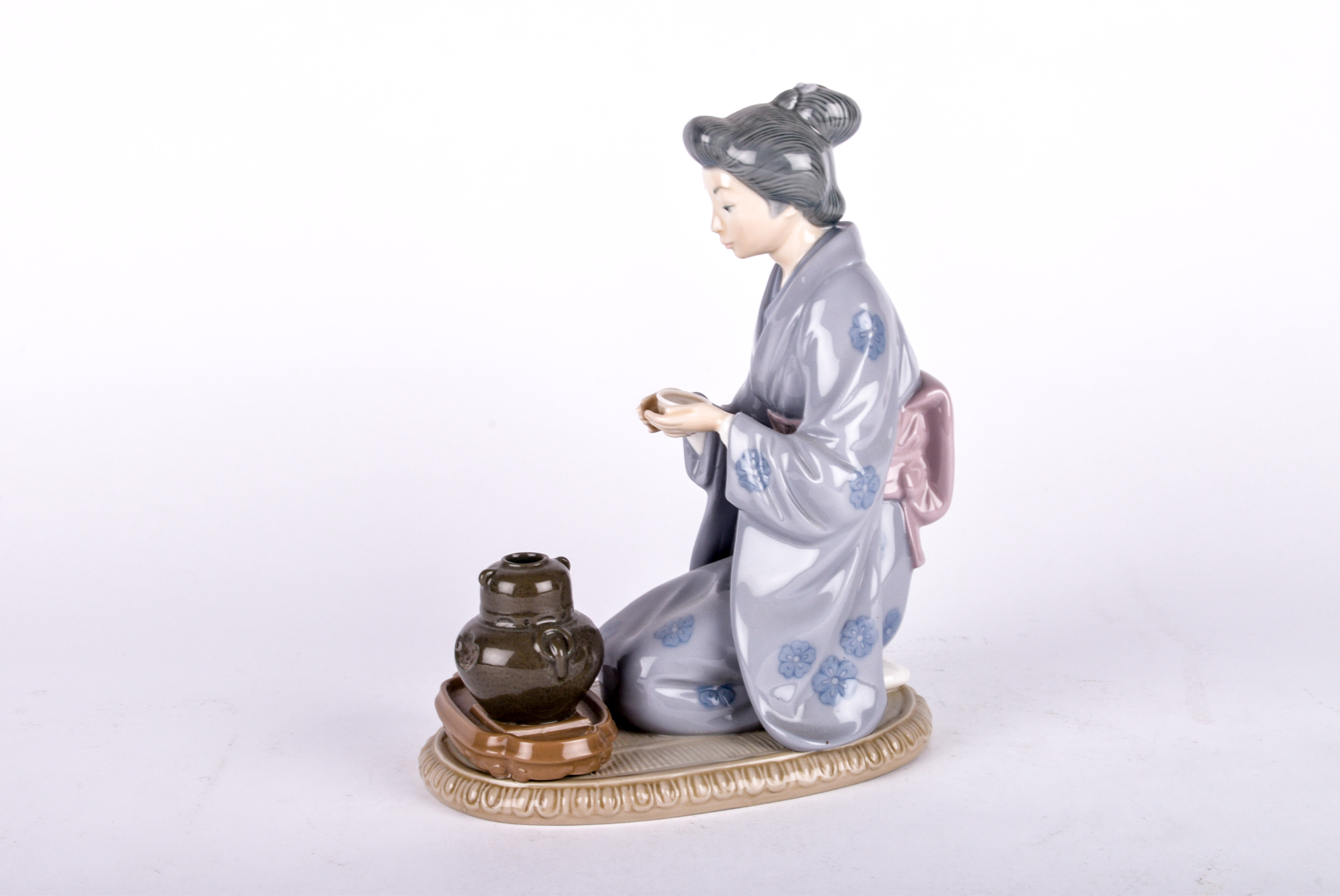 Lladro Tea Offering Figurine