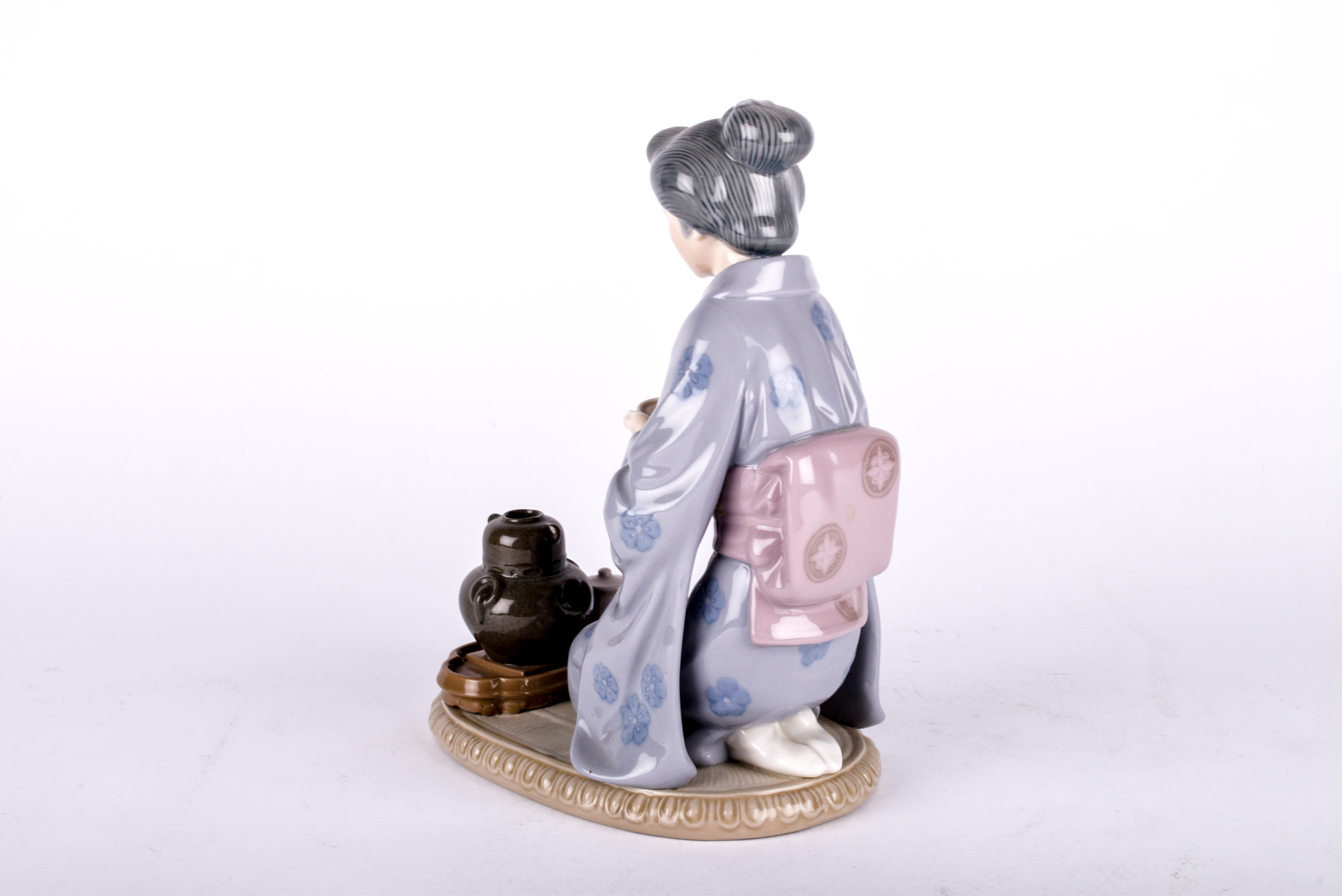Lladro Tea Offering Figurine