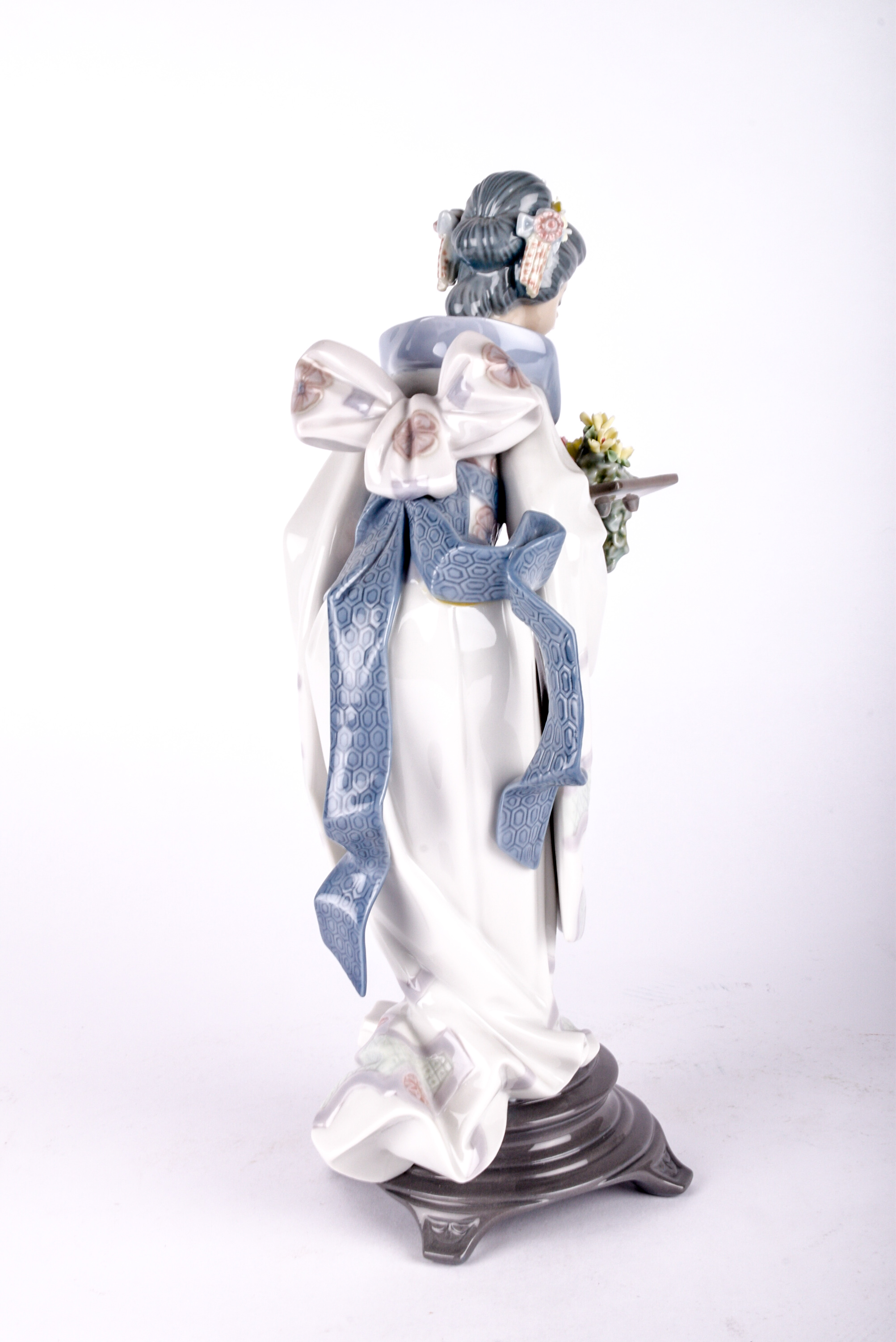 Lladro Japanese Geisha with Flower Filled Platter