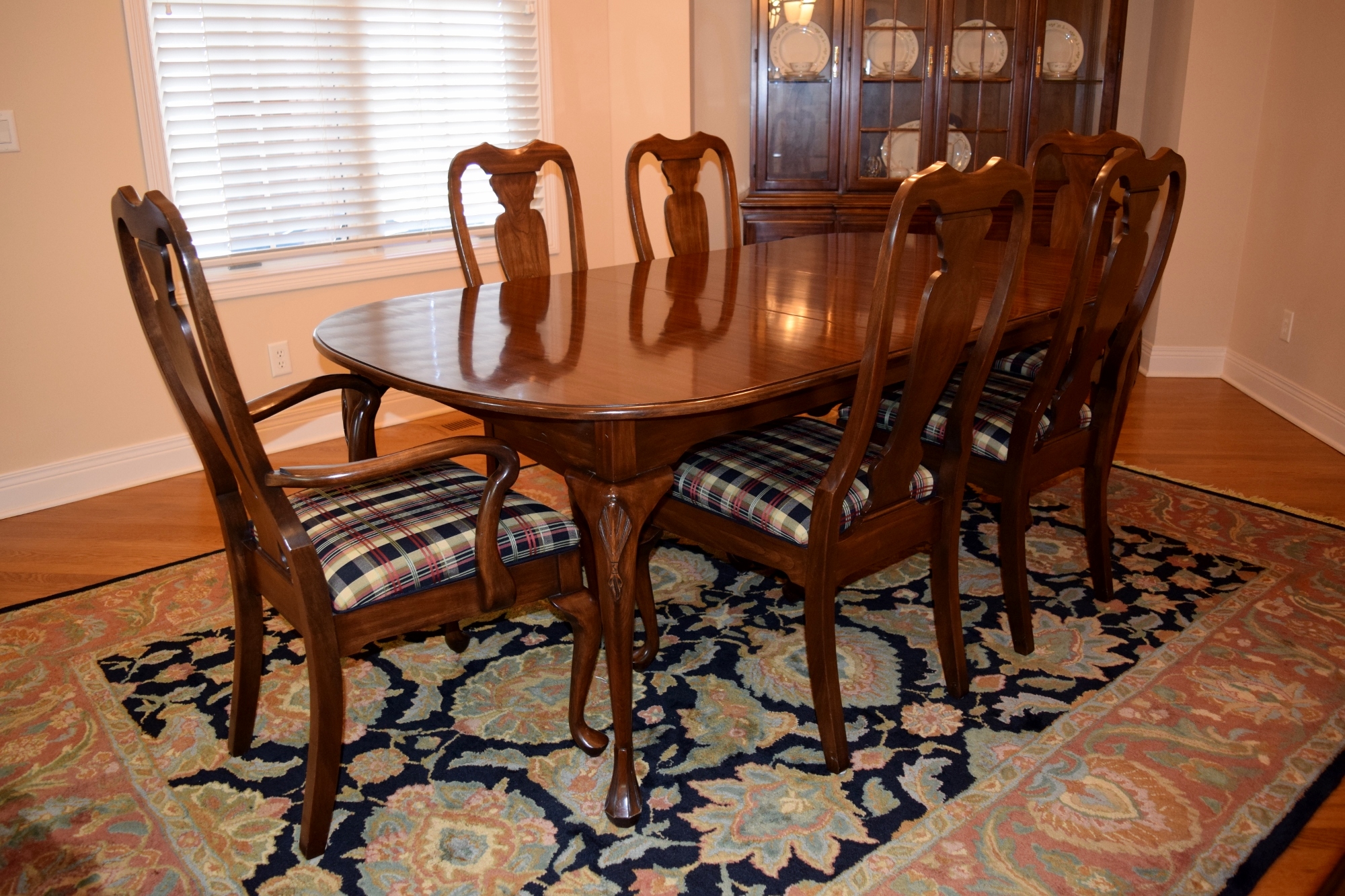 Harden Furniture Co. Queen Anne Style Dining Room Table with Six Chairs